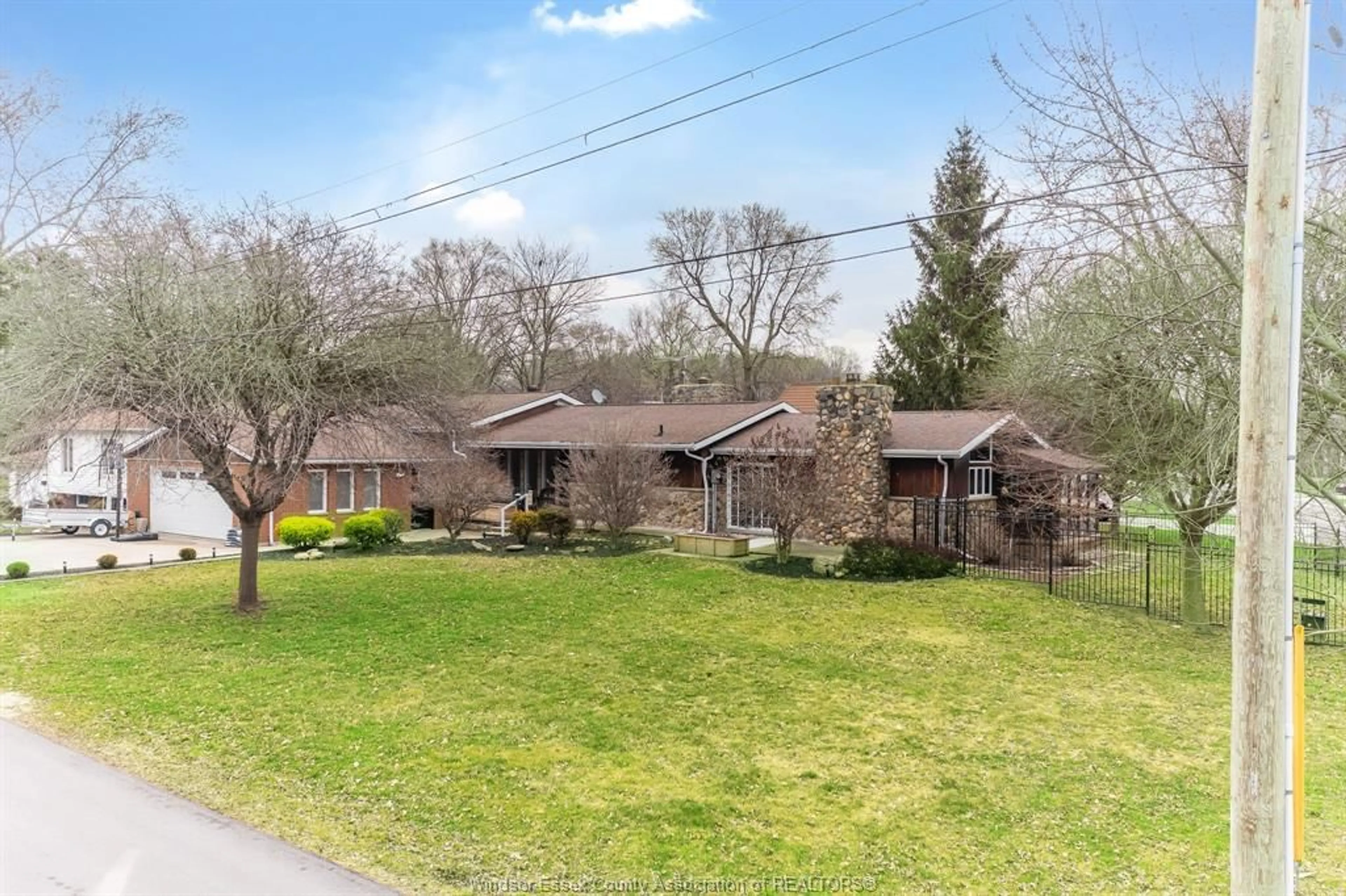 A pic from outside/outdoor area/front of a property/back of a property/a pic from drone, mountain view for 846 PARK, Kingsville Ontario N9Y 3C5