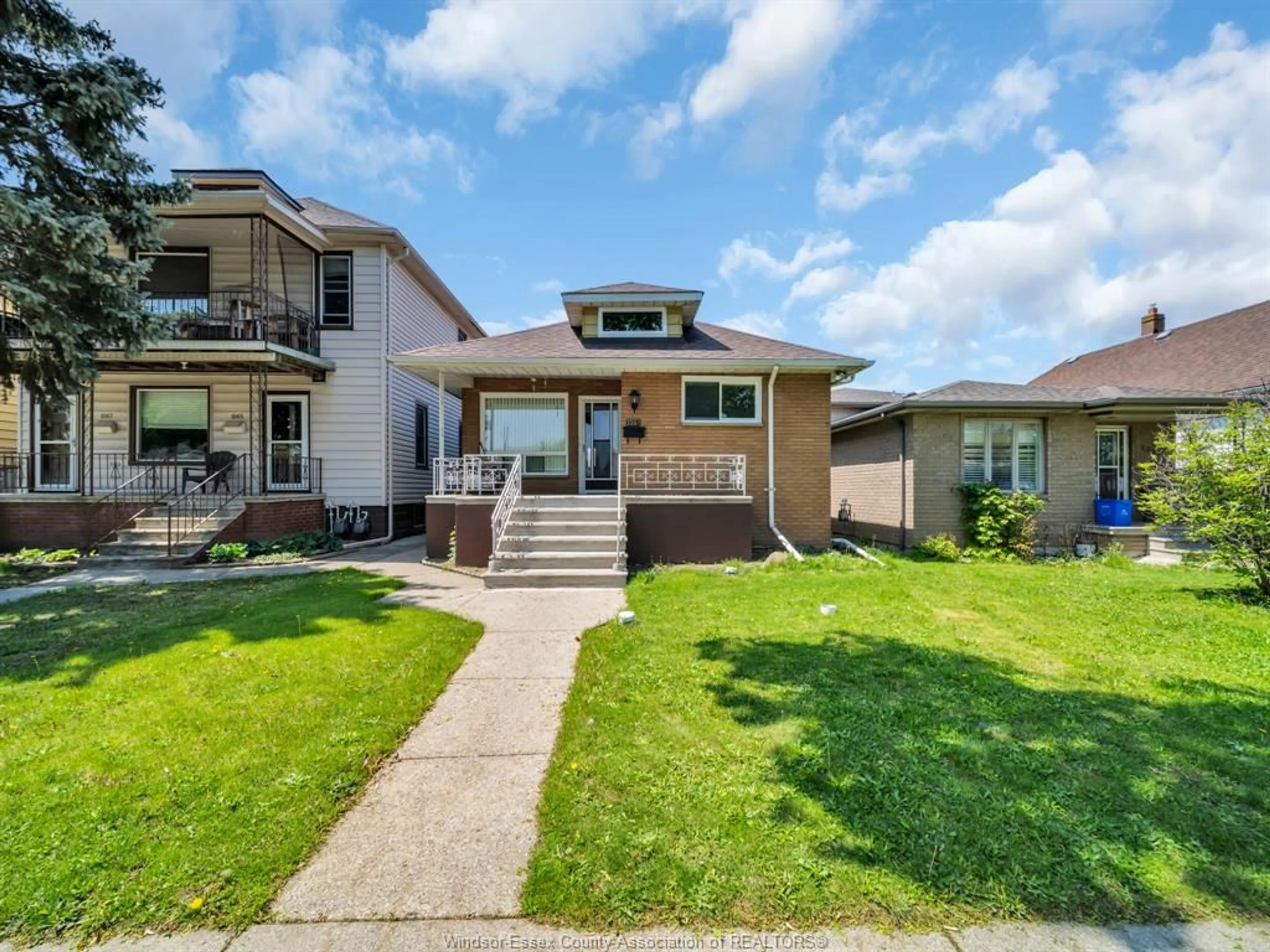 Home with vinyl exterior material, street for 1061 HOWARD, Windsor Ontario N9A 1S6