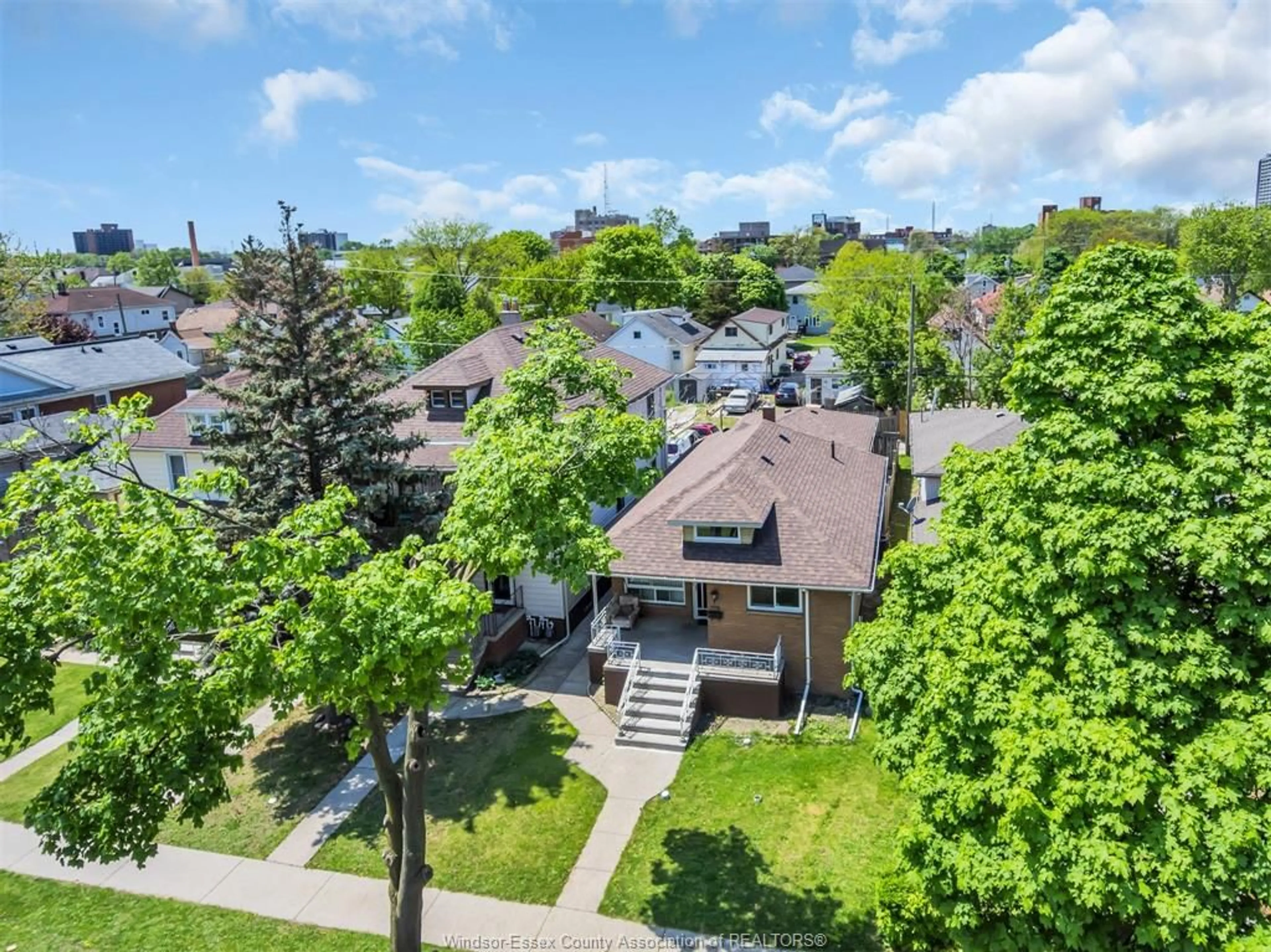 A pic from outside/outdoor area/front of a property/back of a property/a pic from drone, unknown for 1061 HOWARD, Windsor Ontario N9A 1S6