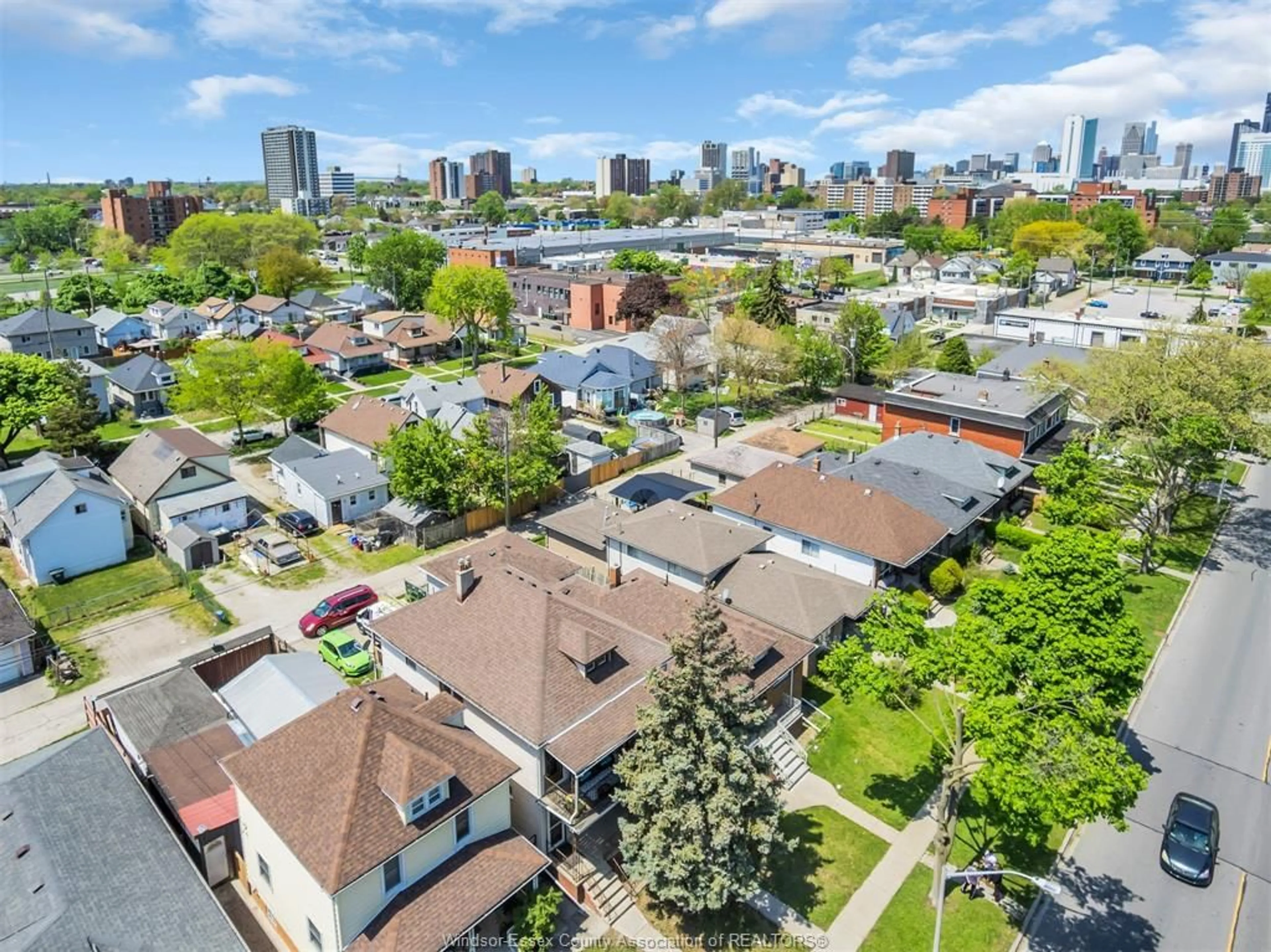A pic from outside/outdoor area/front of a property/back of a property/a pic from drone, city buildings view from balcony for 1061 HOWARD, Windsor Ontario N9A 1S6