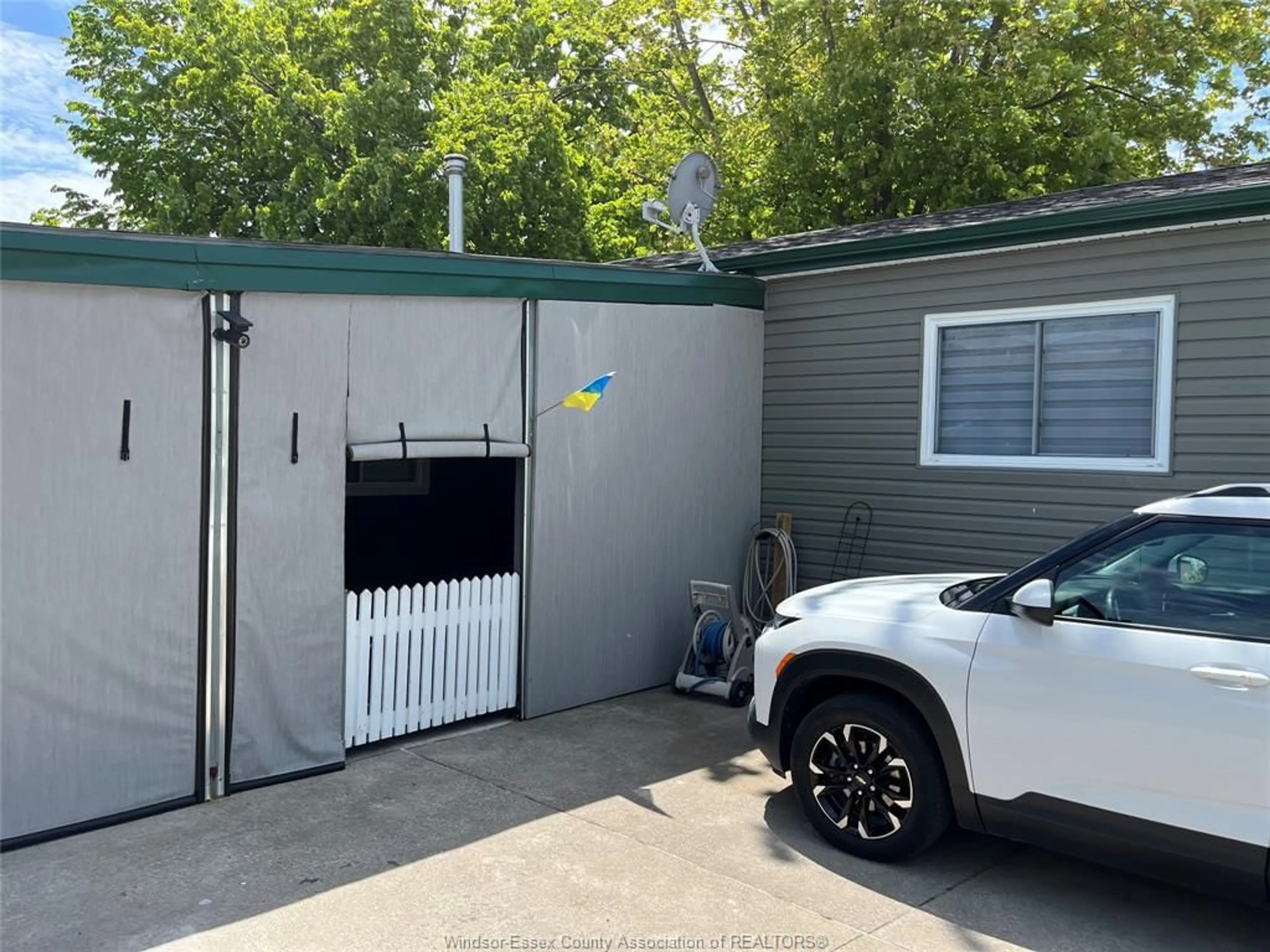 Indoor garage for 263 BEVERLY, Essex Ontario N8M 2B5