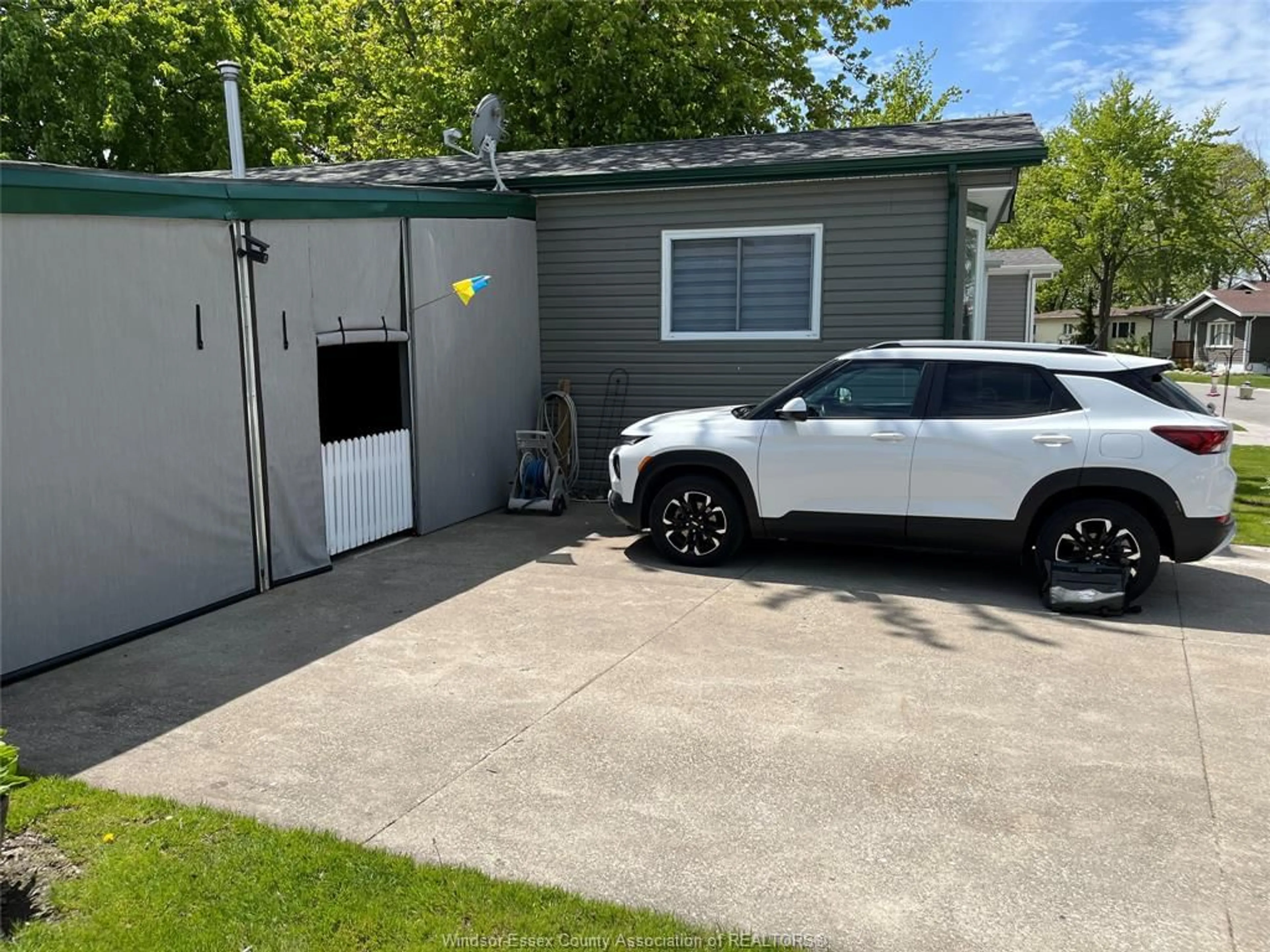 Indoor garage for 263 BEVERLY, Essex Ontario N8M 2B5