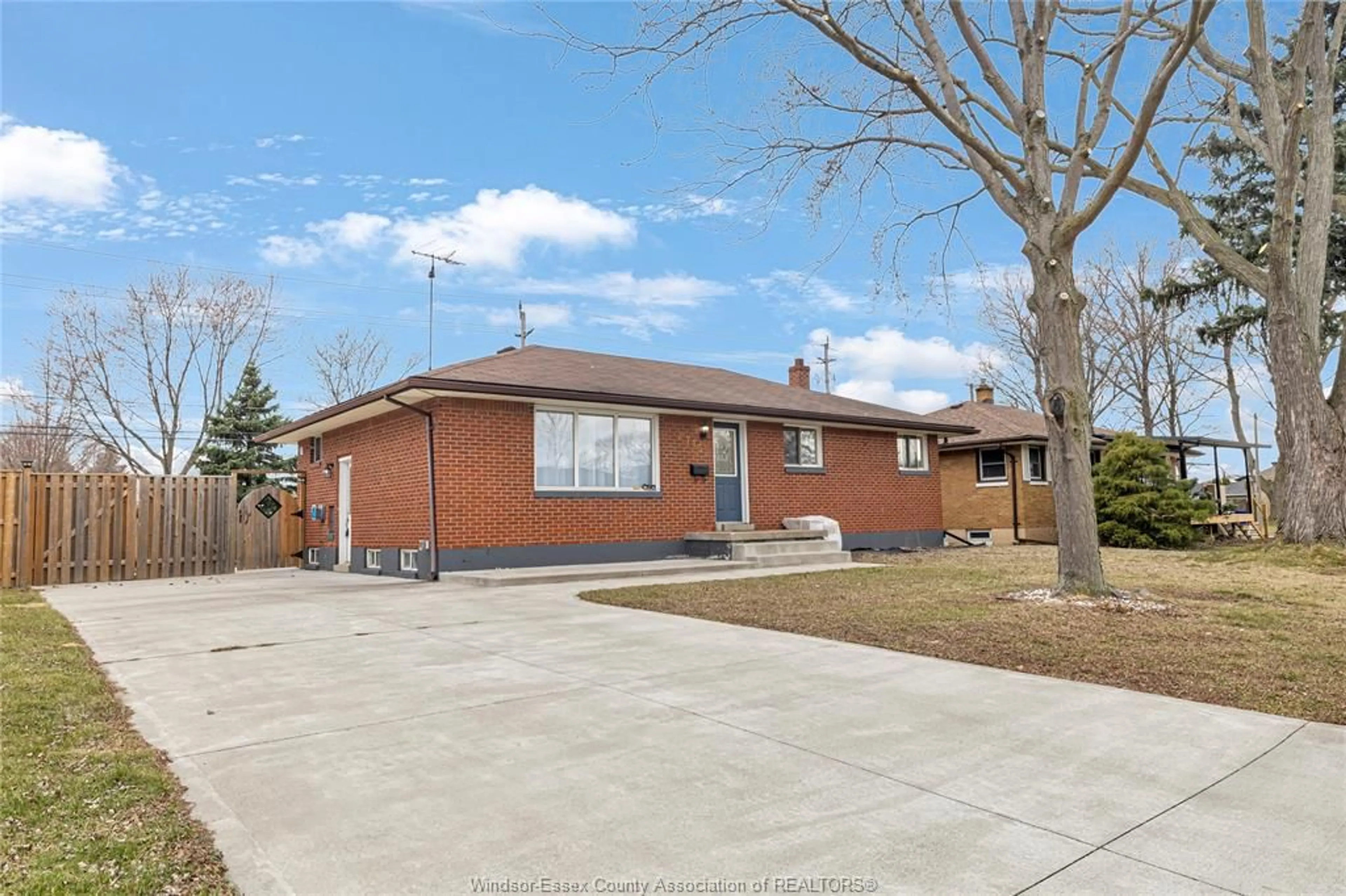 Home with brick exterior material, street for 2715 ASKIN Ave, Windsor Ontario N9E 3H9