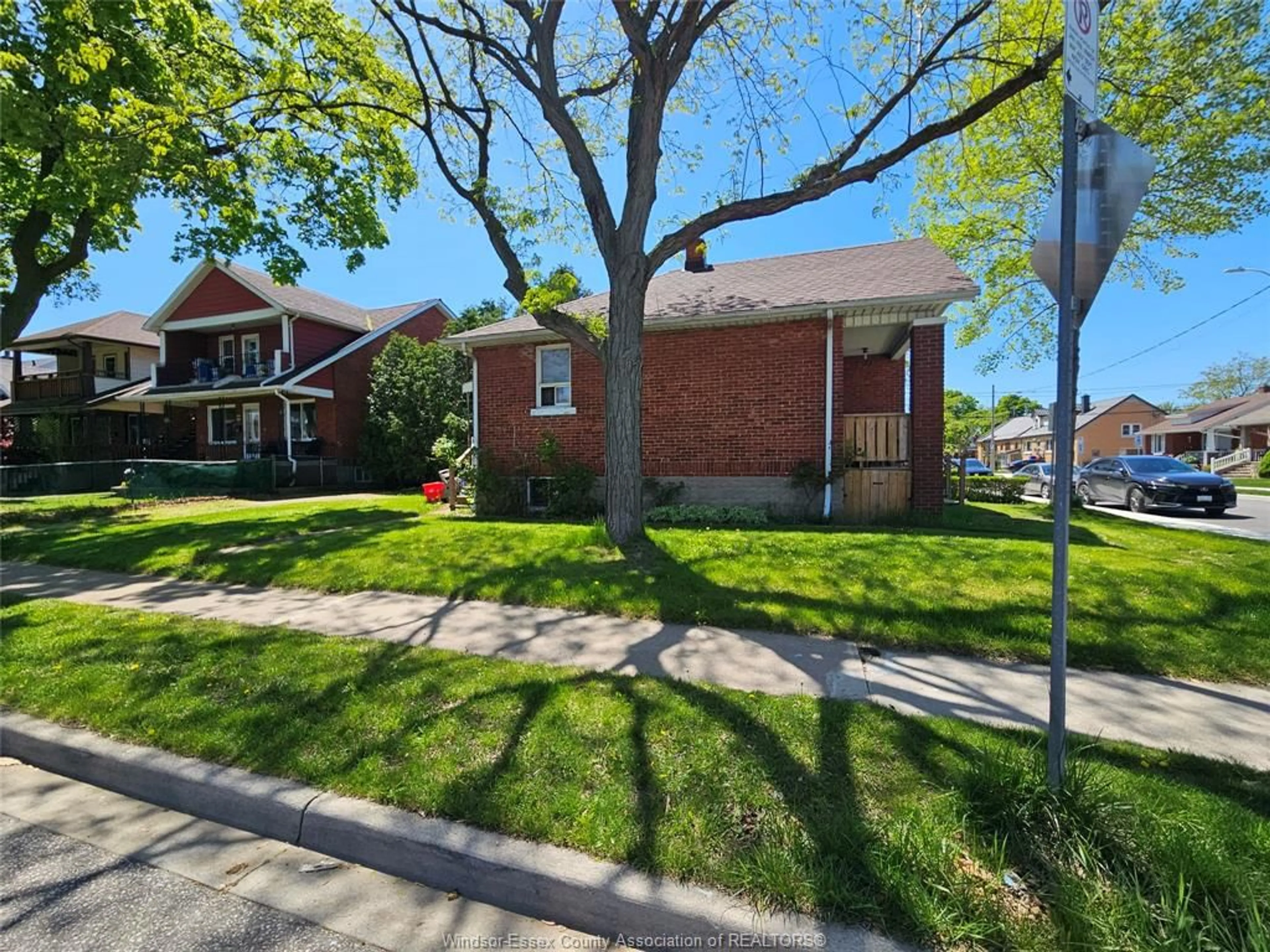 A pic from outside/outdoor area/front of a property/back of a property/a pic from drone, street for 1093 ELLIS St, Windsor Ontario N8X 2J2