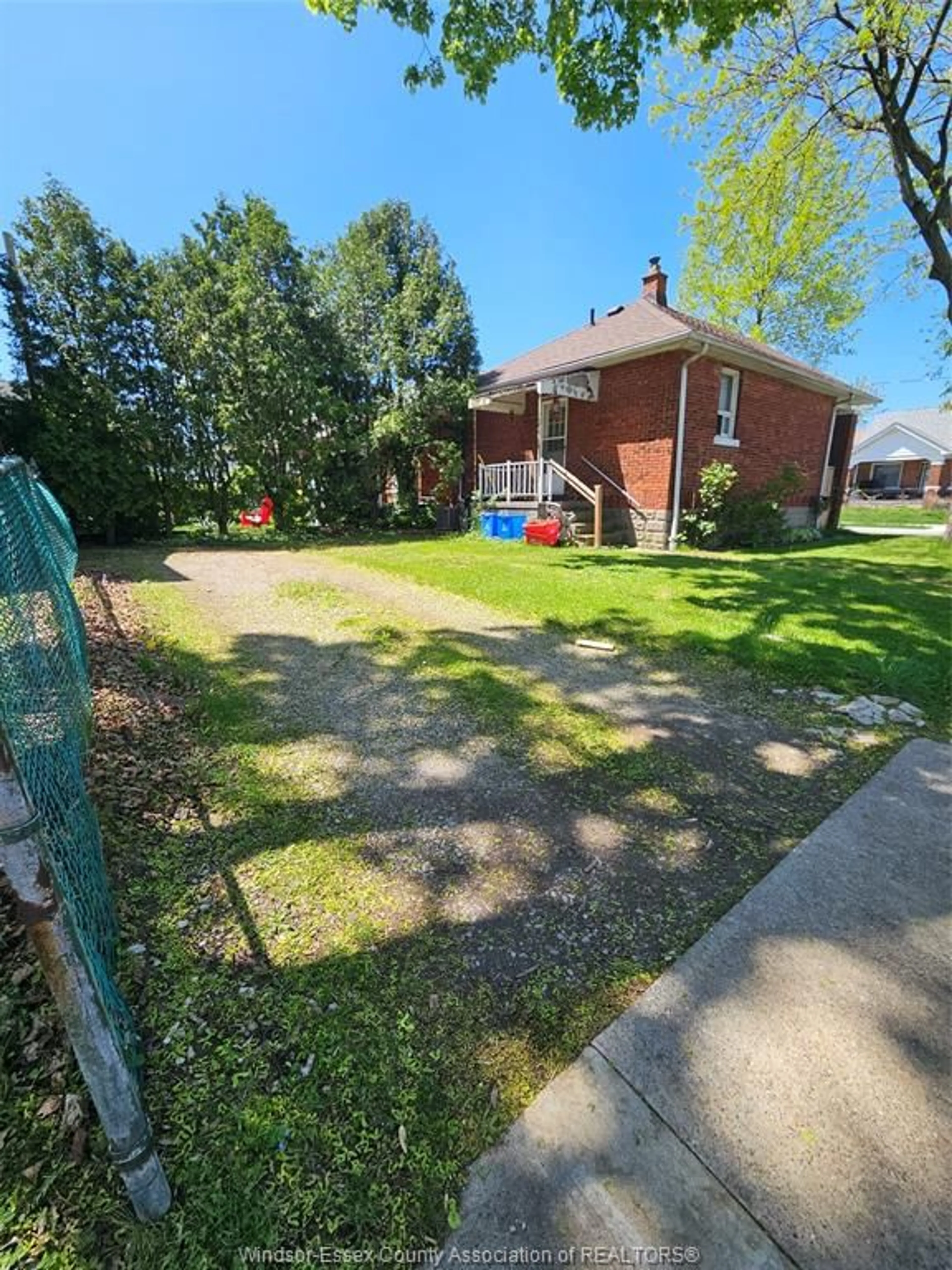 A pic from outside/outdoor area/front of a property/back of a property/a pic from drone, street for 1093 ELLIS St, Windsor Ontario N8X 2J2