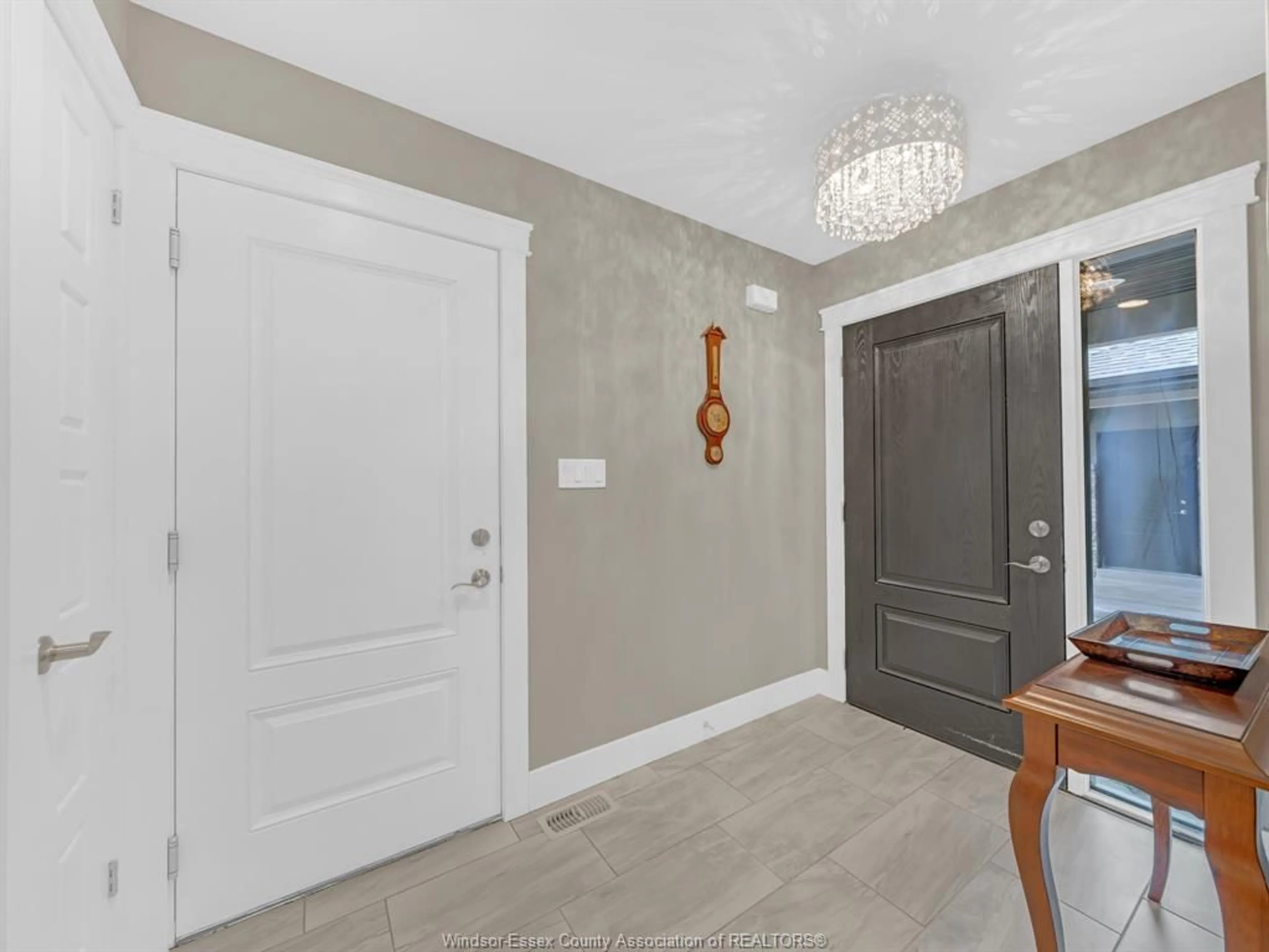 Indoor entryway for 11 CRANBERRY, Kingsville Ontario N9Y 3S2