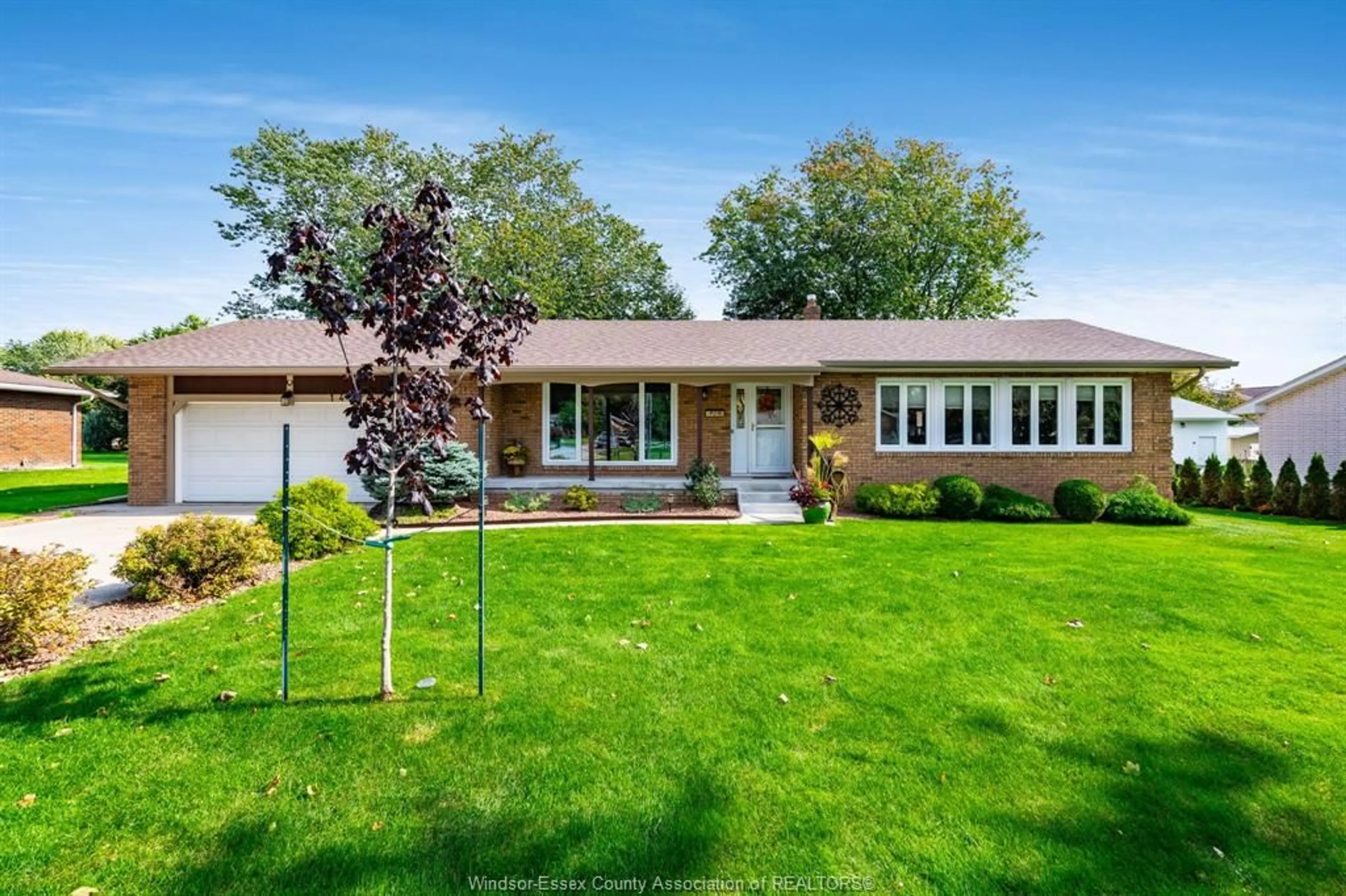 Home with vinyl exterior material, street for 1418 SIMMERS Ave, Kingsville Ontario N9Y 2T2