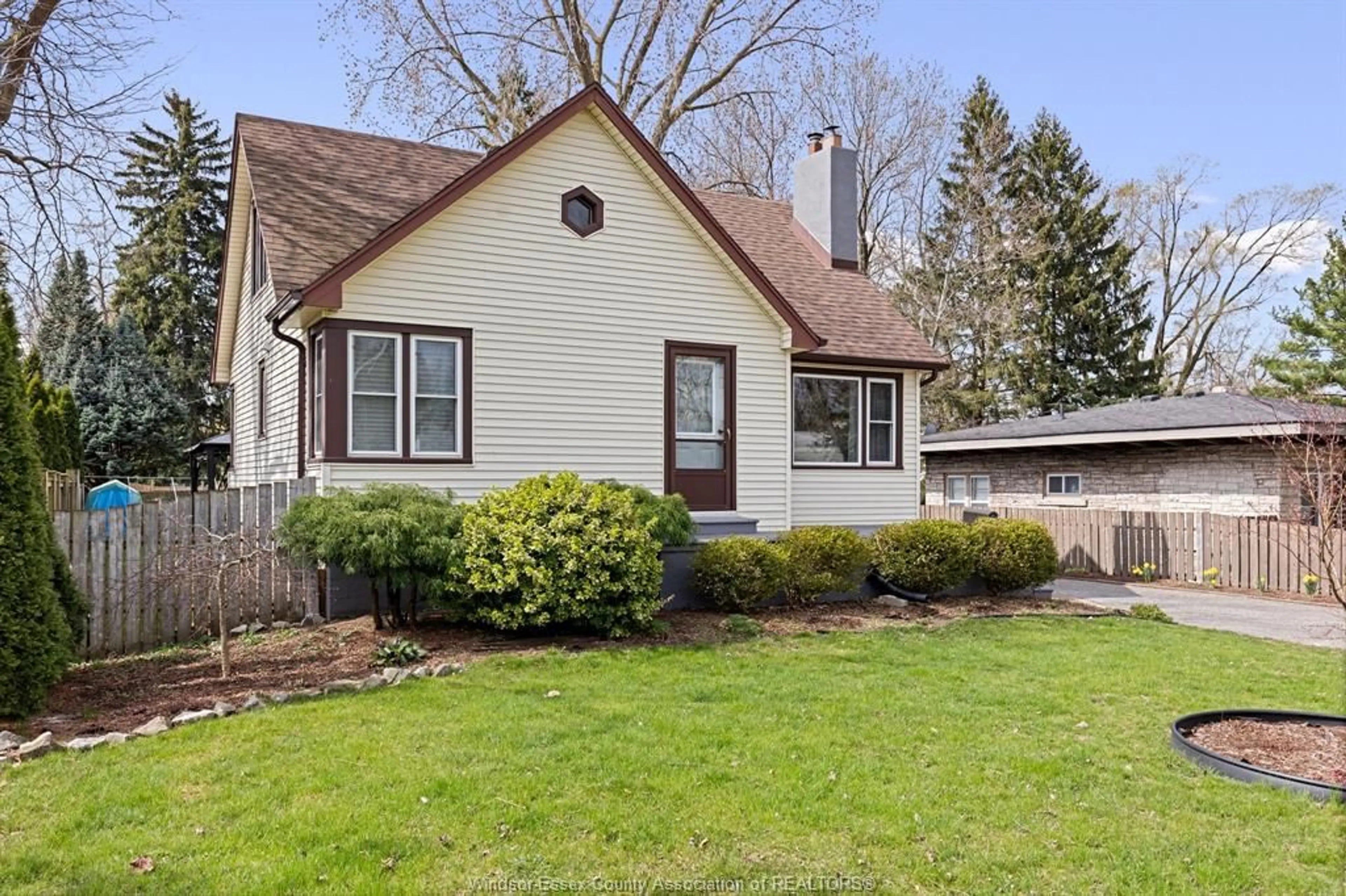 Home with vinyl exterior material, street for 140 LAURIER, LaSalle Ontario N9J 1L5