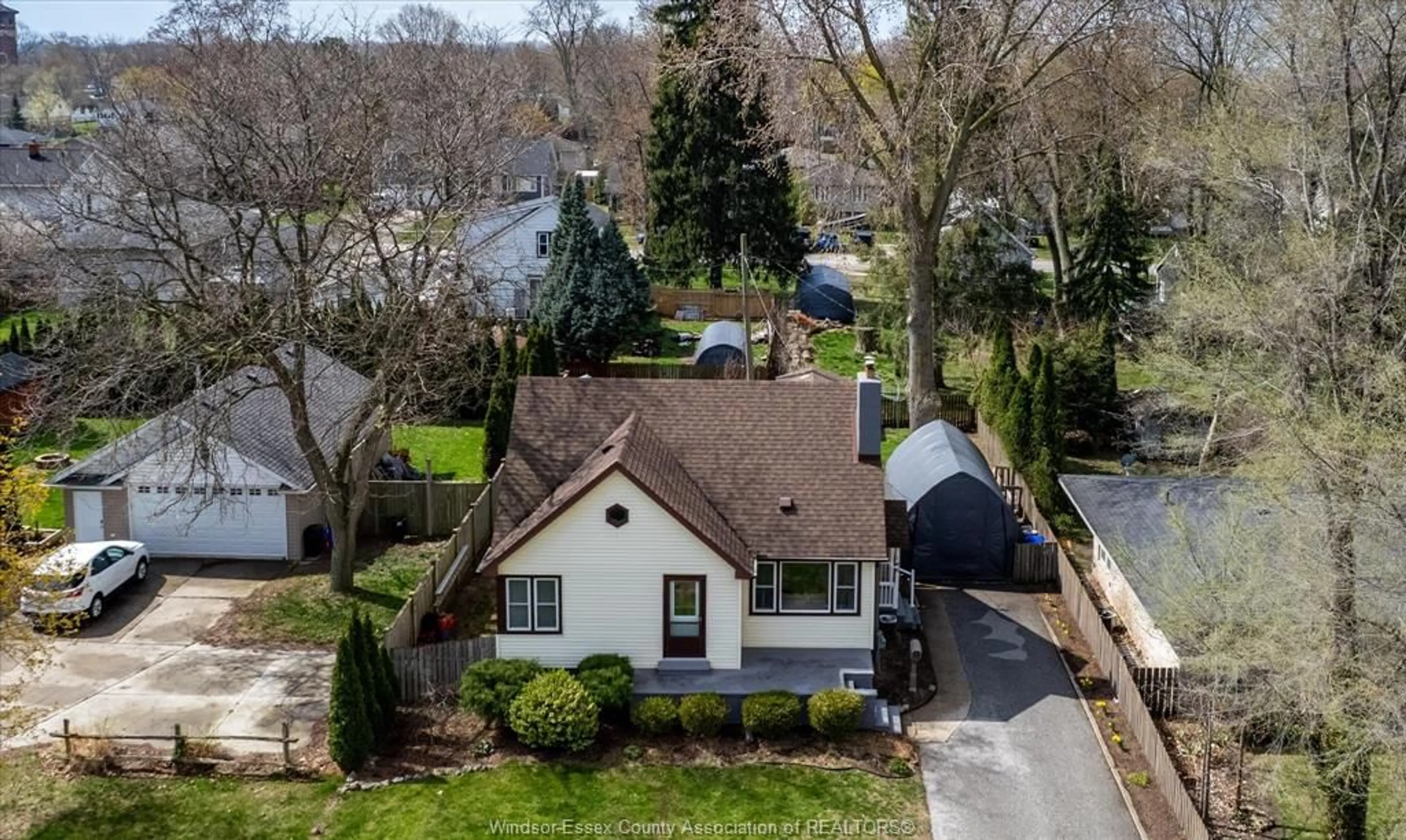A pic from outside/outdoor area/front of a property/back of a property/a pic from drone, street for 140 LAURIER, LaSalle Ontario N9J 1L5