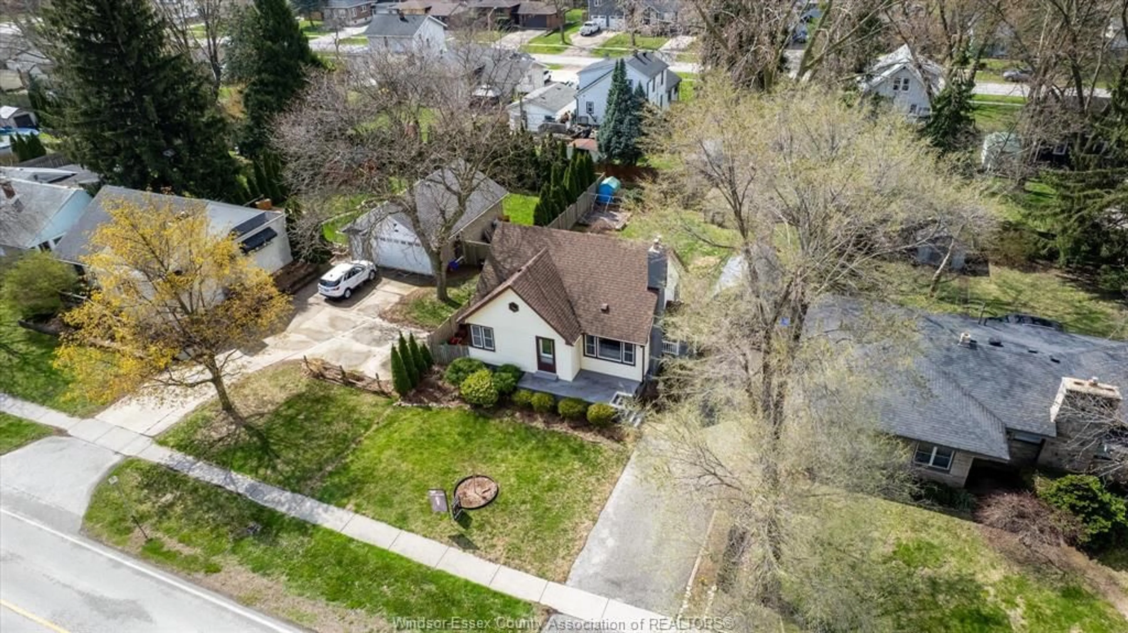 A pic from outside/outdoor area/front of a property/back of a property/a pic from drone, street for 140 LAURIER, LaSalle Ontario N9J 1L5