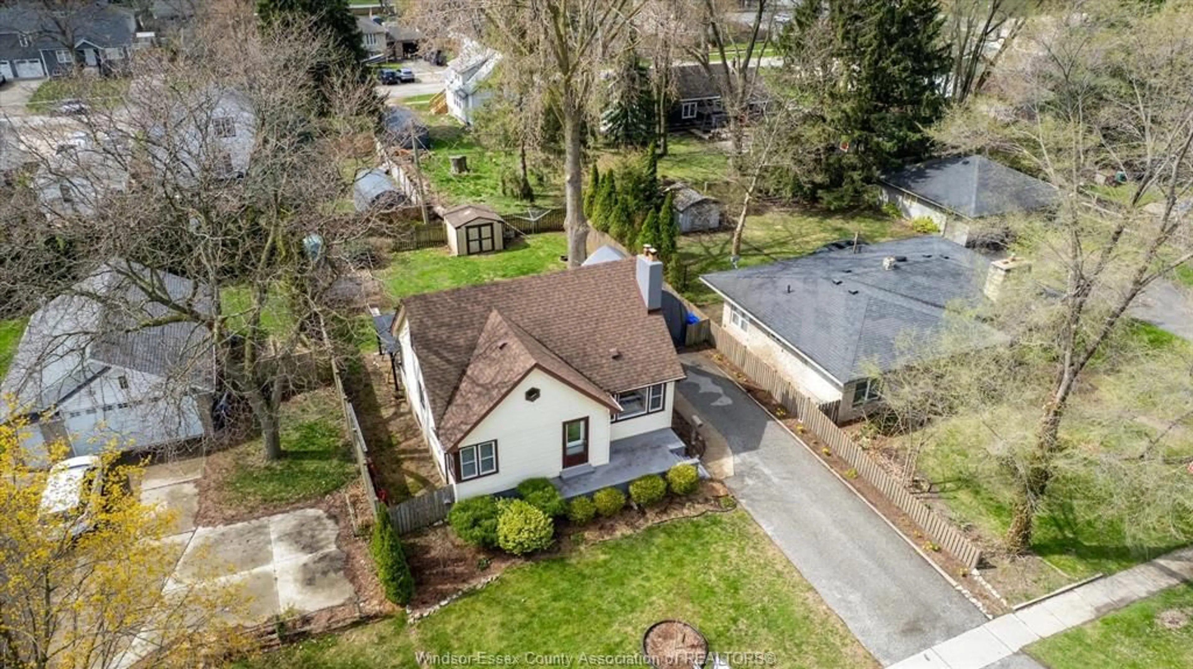 A pic from outside/outdoor area/front of a property/back of a property/a pic from drone, street for 140 LAURIER, LaSalle Ontario N9J 1L5