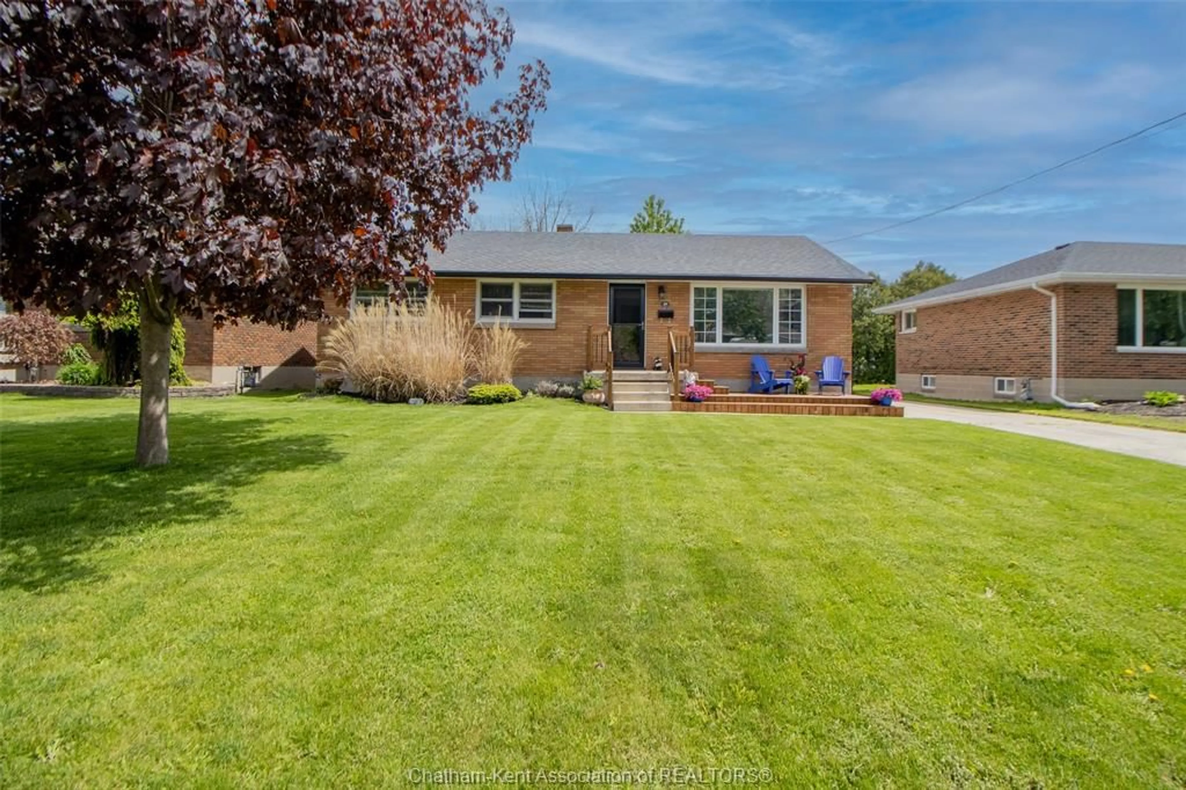 A pic from outside/outdoor area/front of a property/back of a property/a pic from drone, street for 23 Peter St, Chatham Ontario N7M 5B2