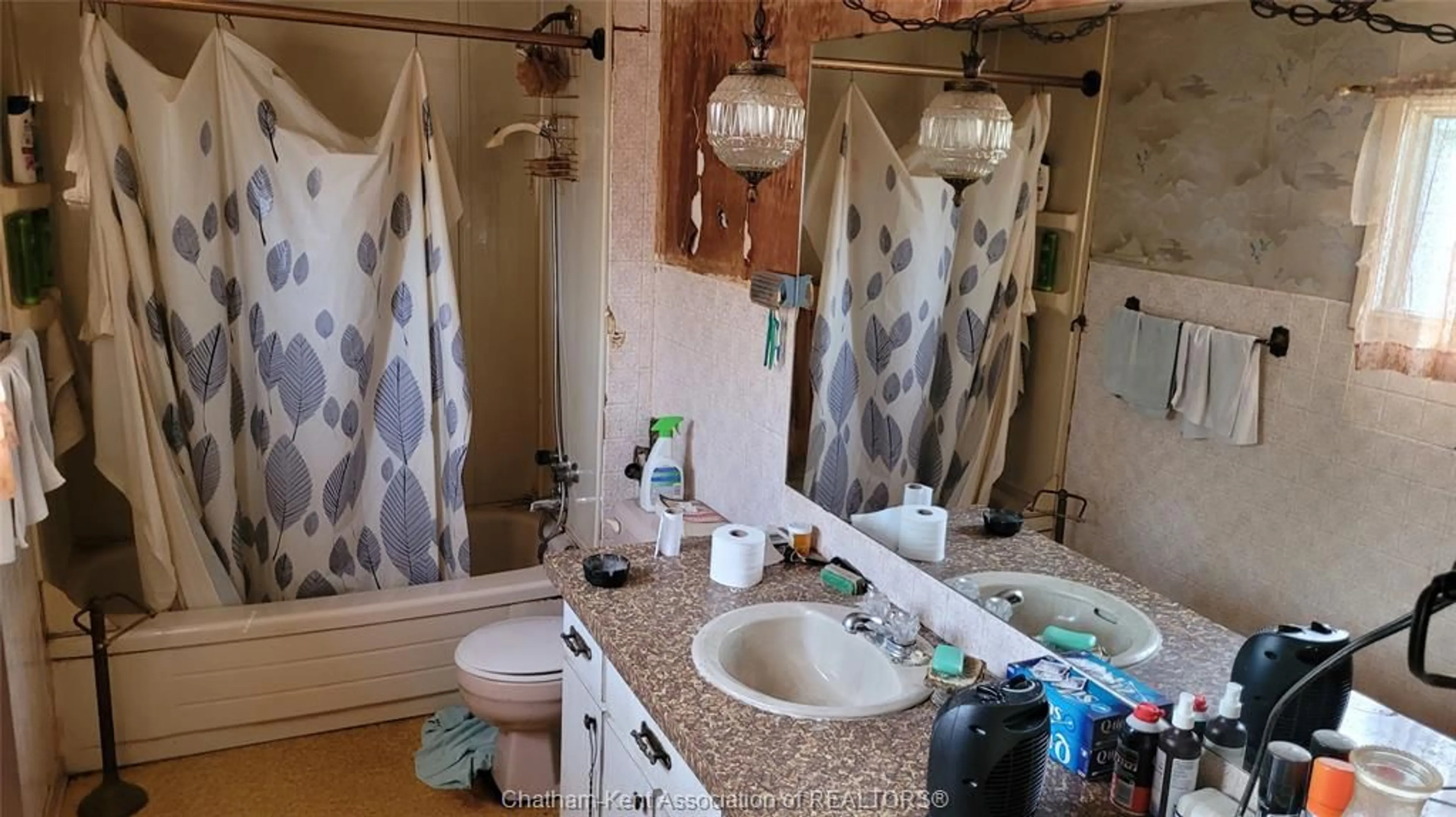 Standard bathroom, ceramic/tile floor for 36 Gillard St, Wallaceburg Ontario N8A 1M7