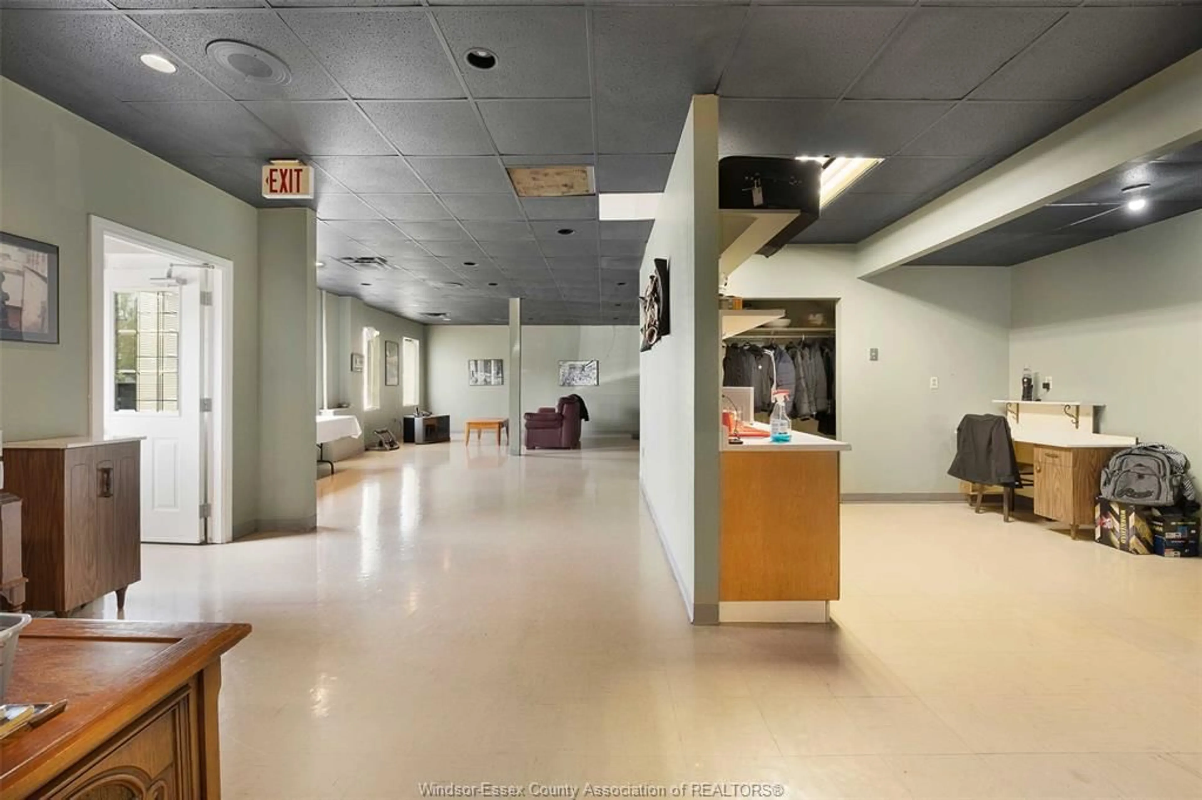 Indoor foyer for 9553 MALDEN Rd, LaSalle Ontario N9J 2W5