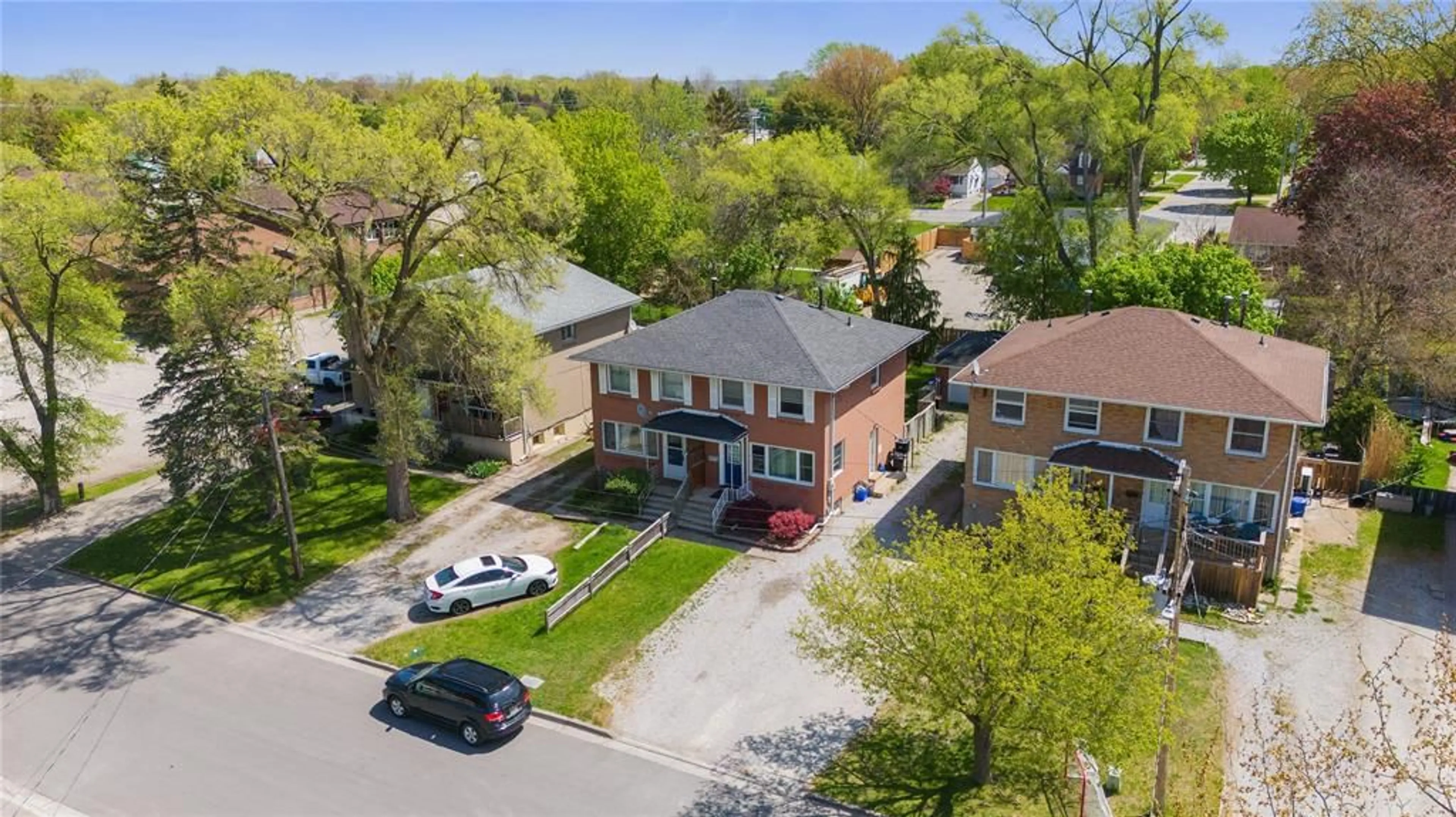 A pic from outside/outdoor area/front of a property/back of a property/a pic from drone, street for 770 NETHERLANDS Pl, Sarnia Ontario N7S 2W4