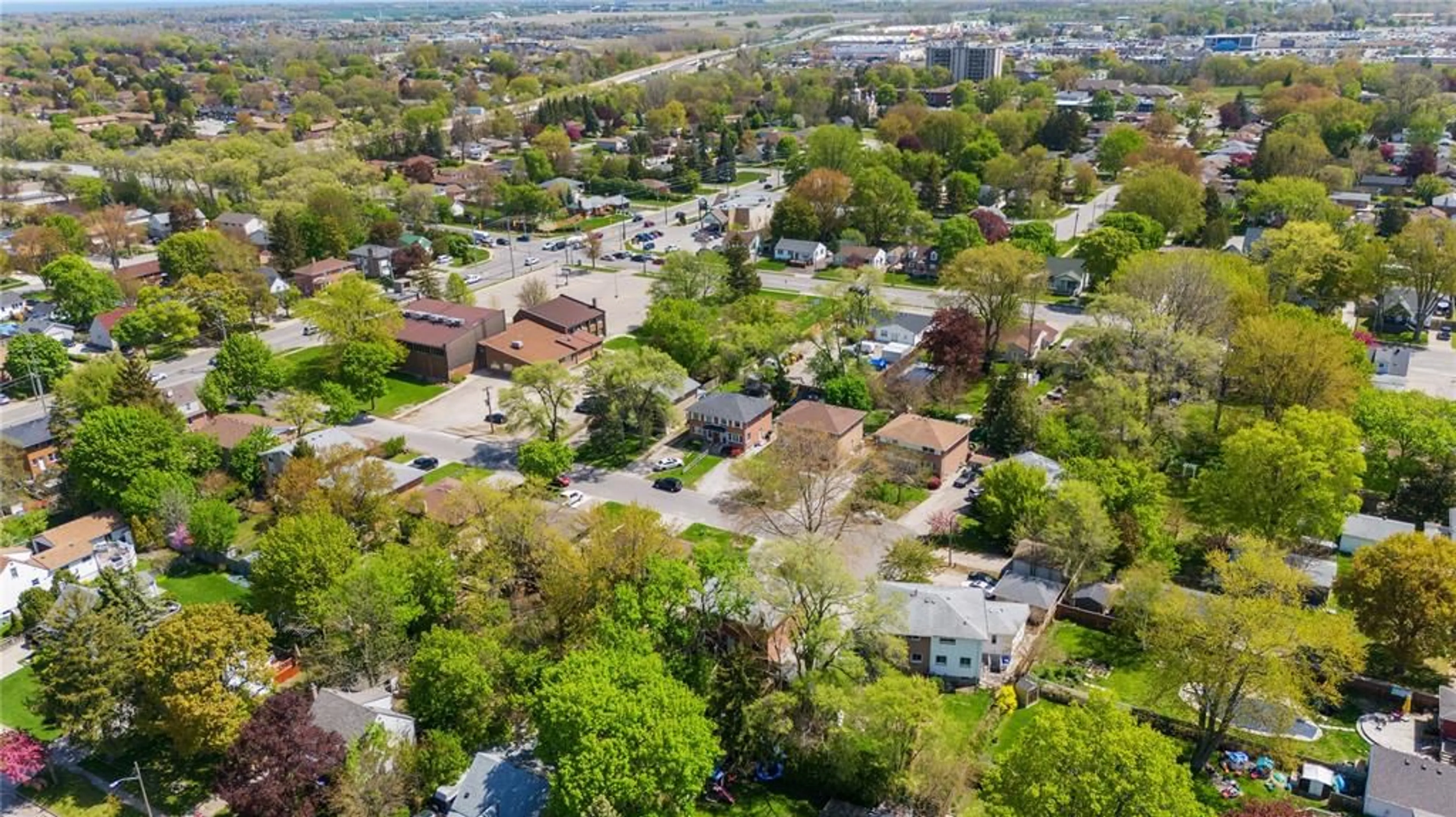 A pic from outside/outdoor area/front of a property/back of a property/a pic from drone, street for 770 NETHERLANDS Pl, Sarnia Ontario N7S 2W4