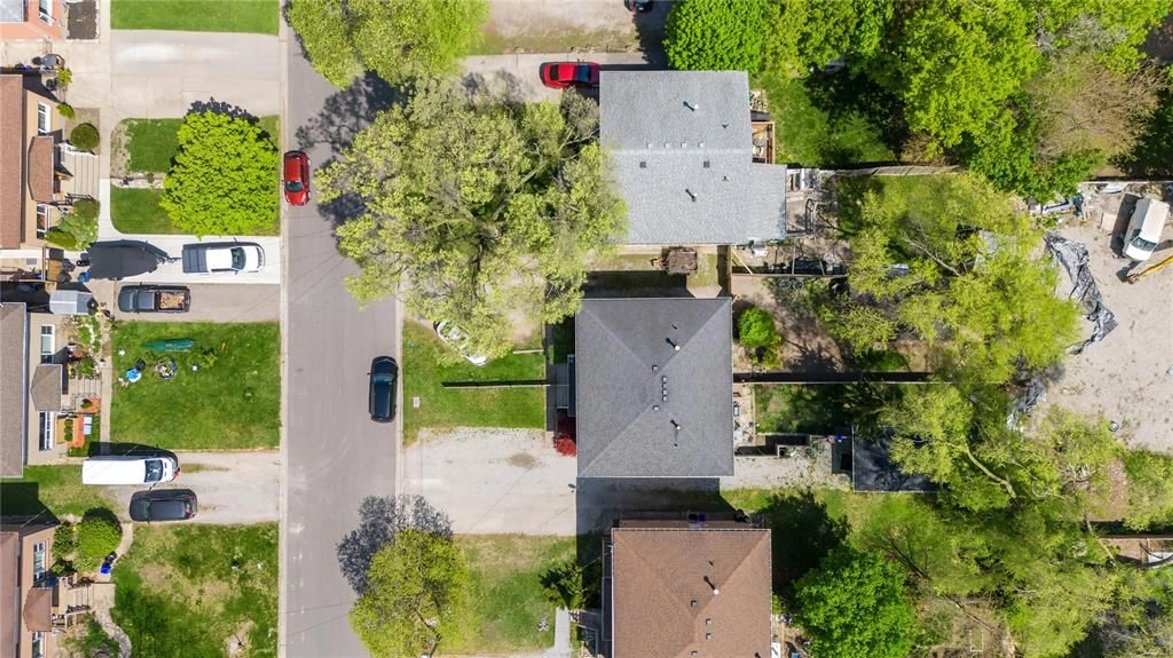 A pic from outside/outdoor area/front of a property/back of a property/a pic from drone, street for 770 NETHERLANDS Pl, Sarnia Ontario N7S 2W4