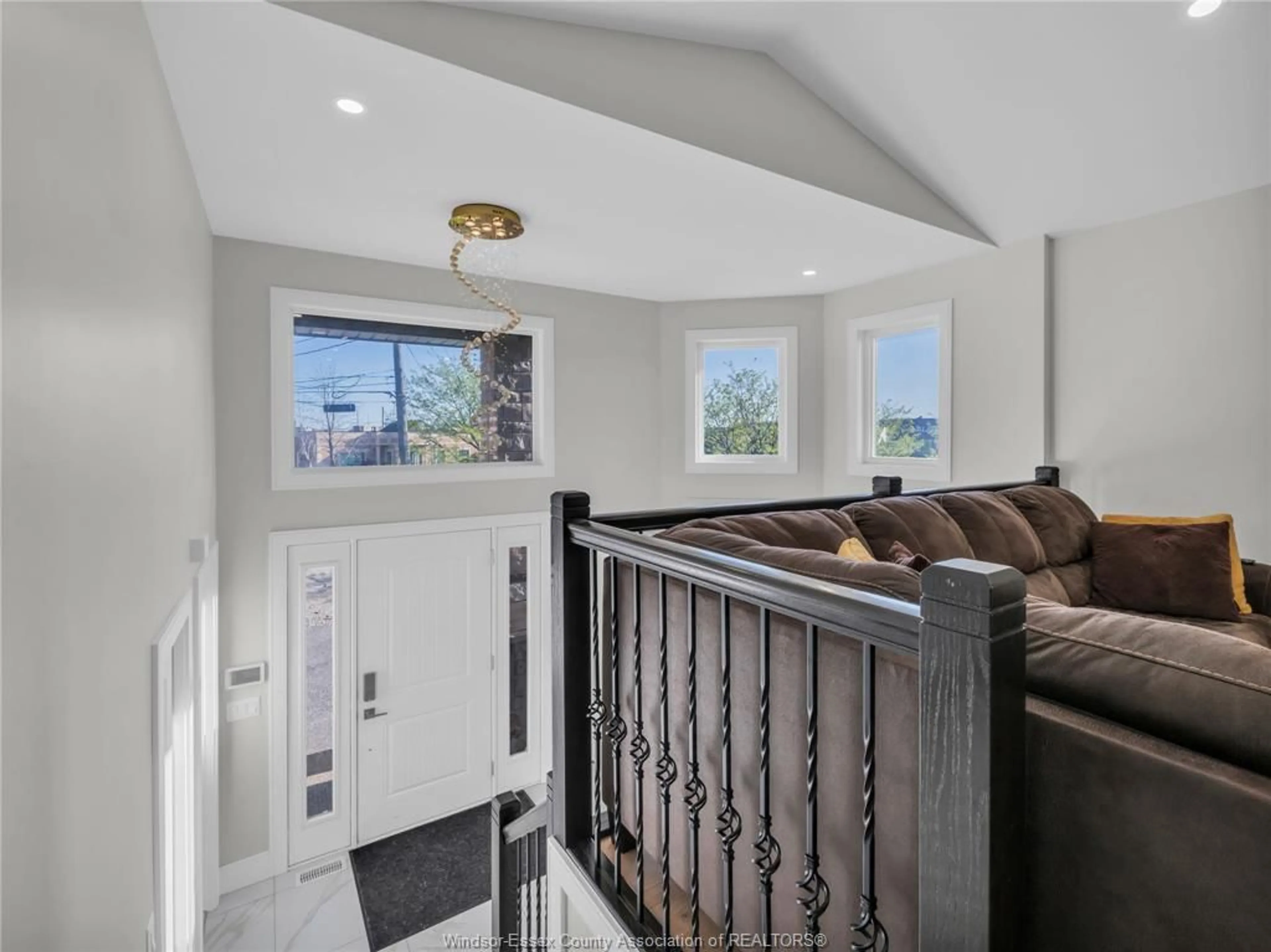 Indoor entryway for 604 SOUTH PACIFIC Ave, Windsor Ontario N8X 2W8