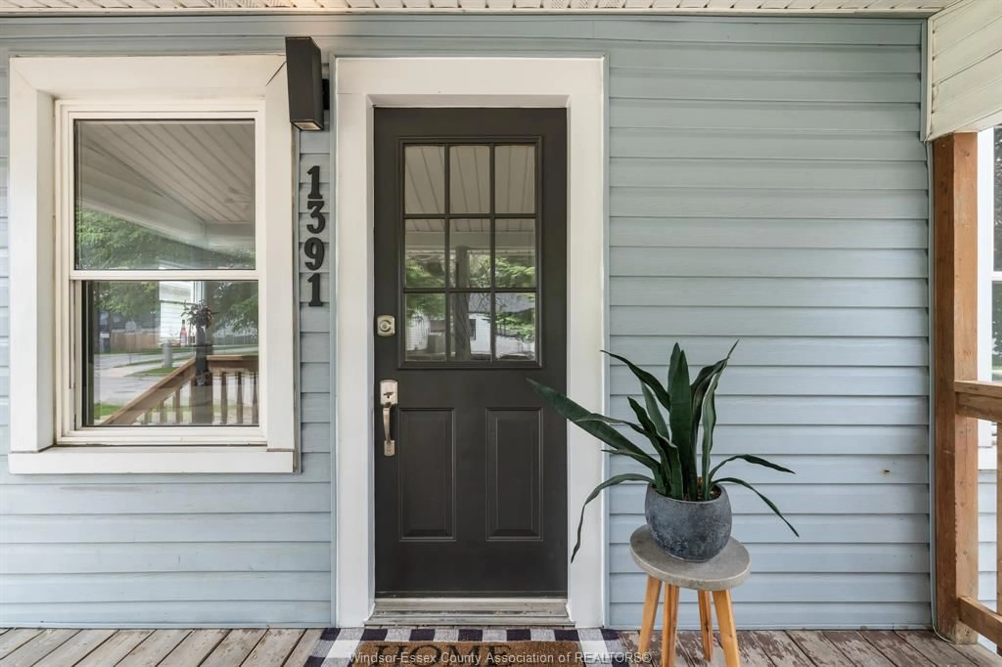 Indoor entryway for 1391 George Ave, Windsor Ontario N8Y 2X8