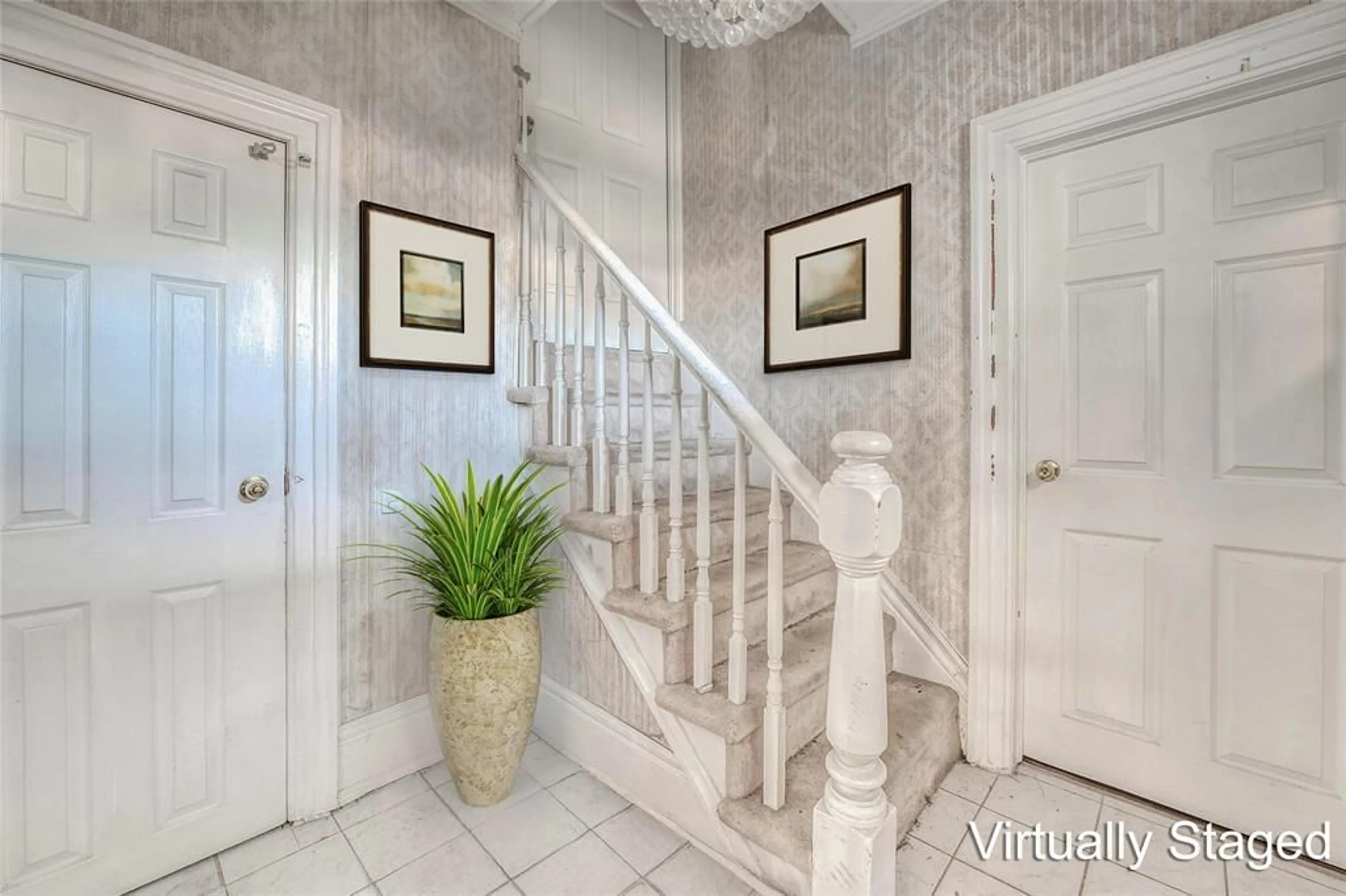 Indoor entryway for 529 CHRISTINA St, Sarnia Ontario N7T 5W5