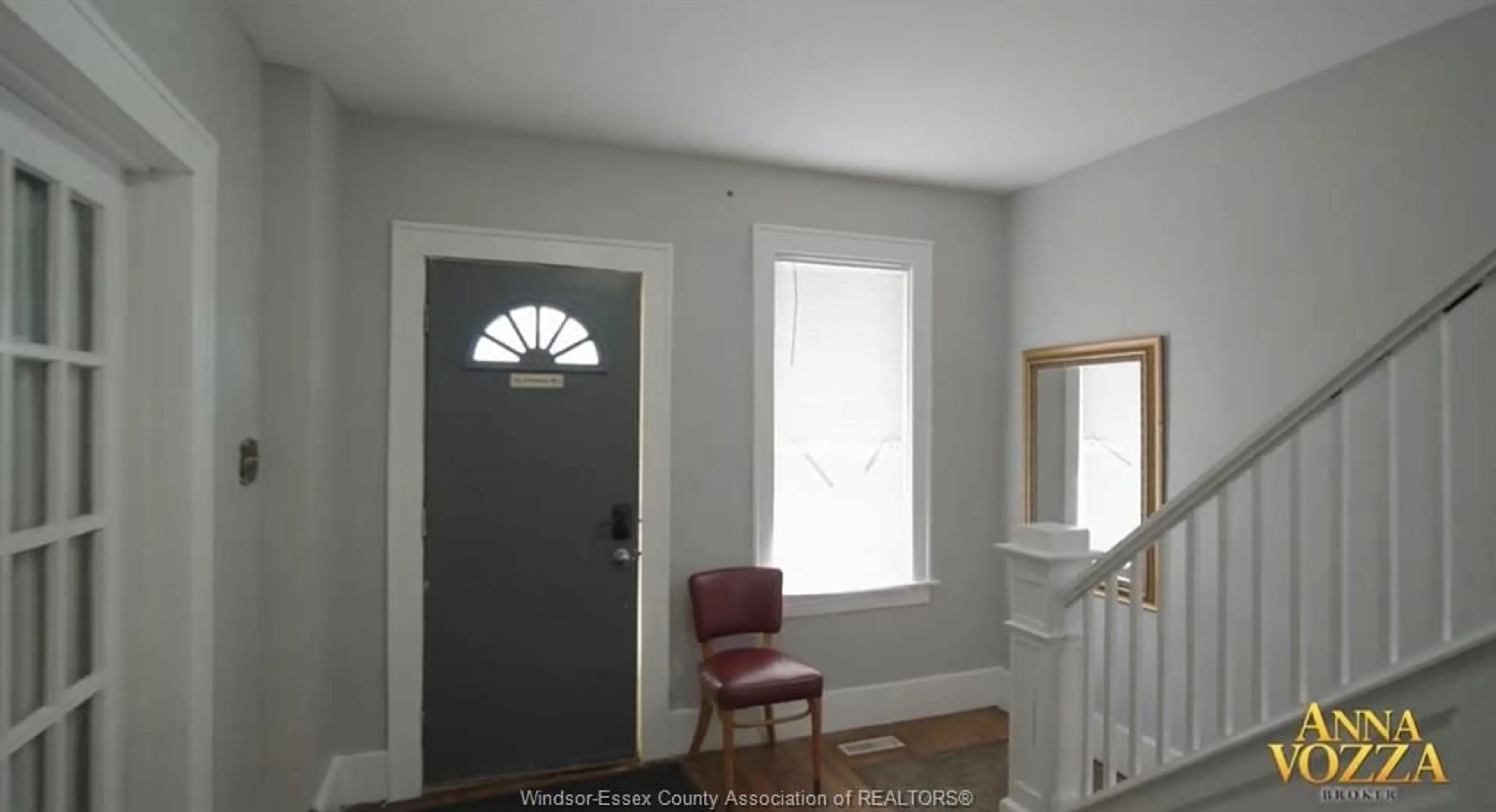 Indoor entryway for 933 CAMPBELL, Windsor Ontario N9B 2J4