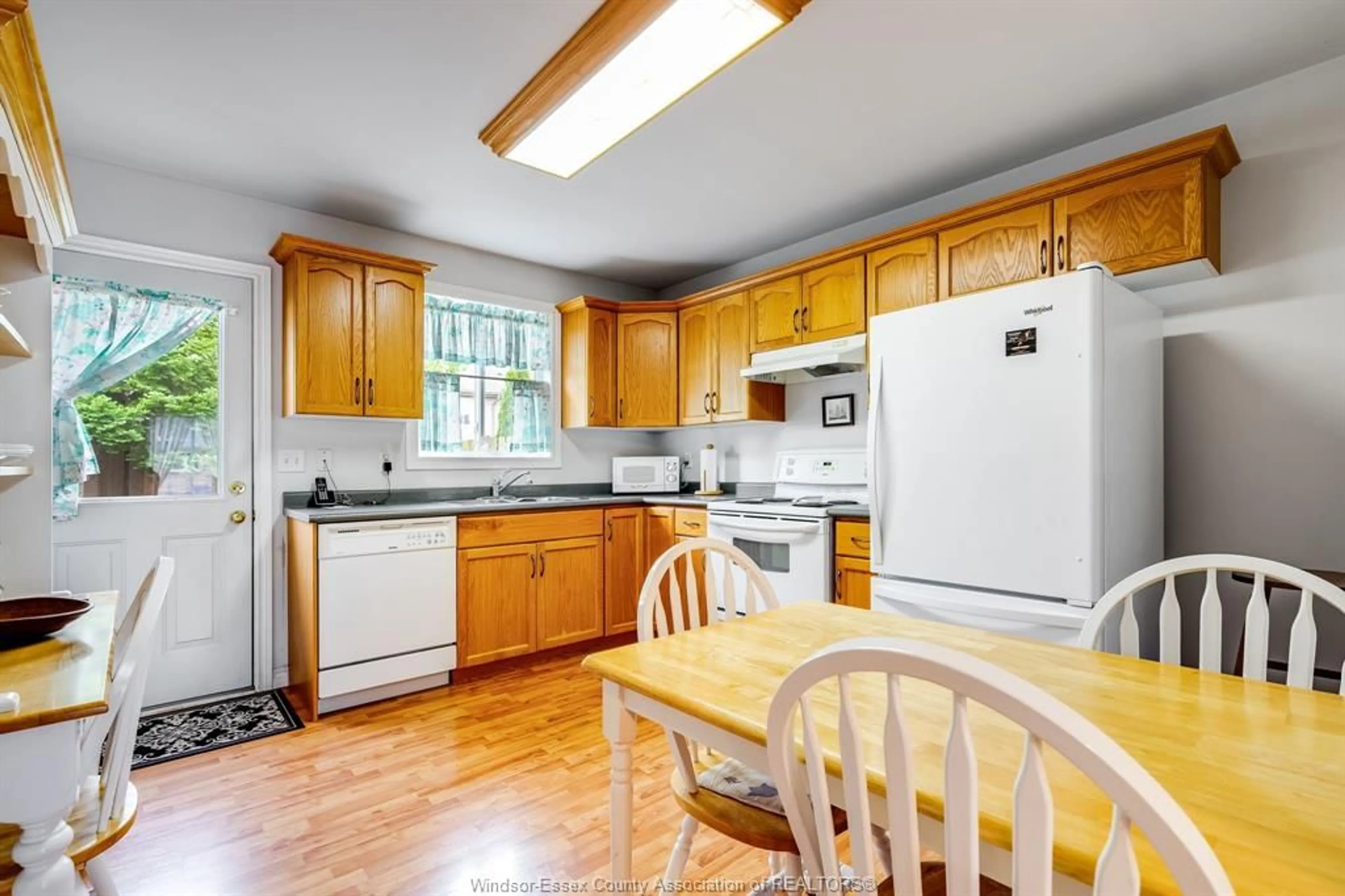 Standard kitchen, unknown for 22 LINDA Crt, Tilbury Ontario N0P 2L0