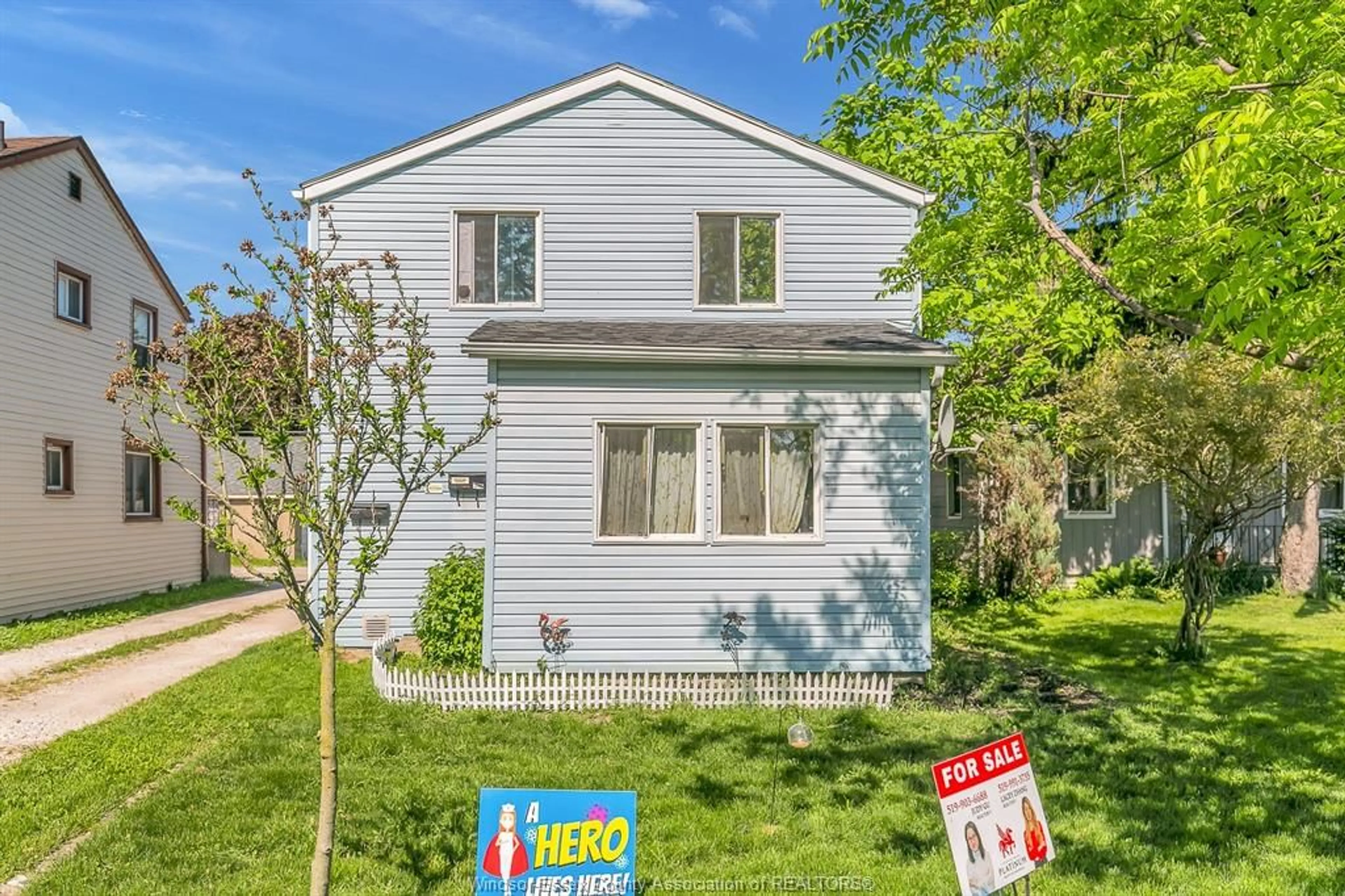 Home with vinyl exterior material, street for 3382 BYNG, Windsor Ontario N8W 3H4
