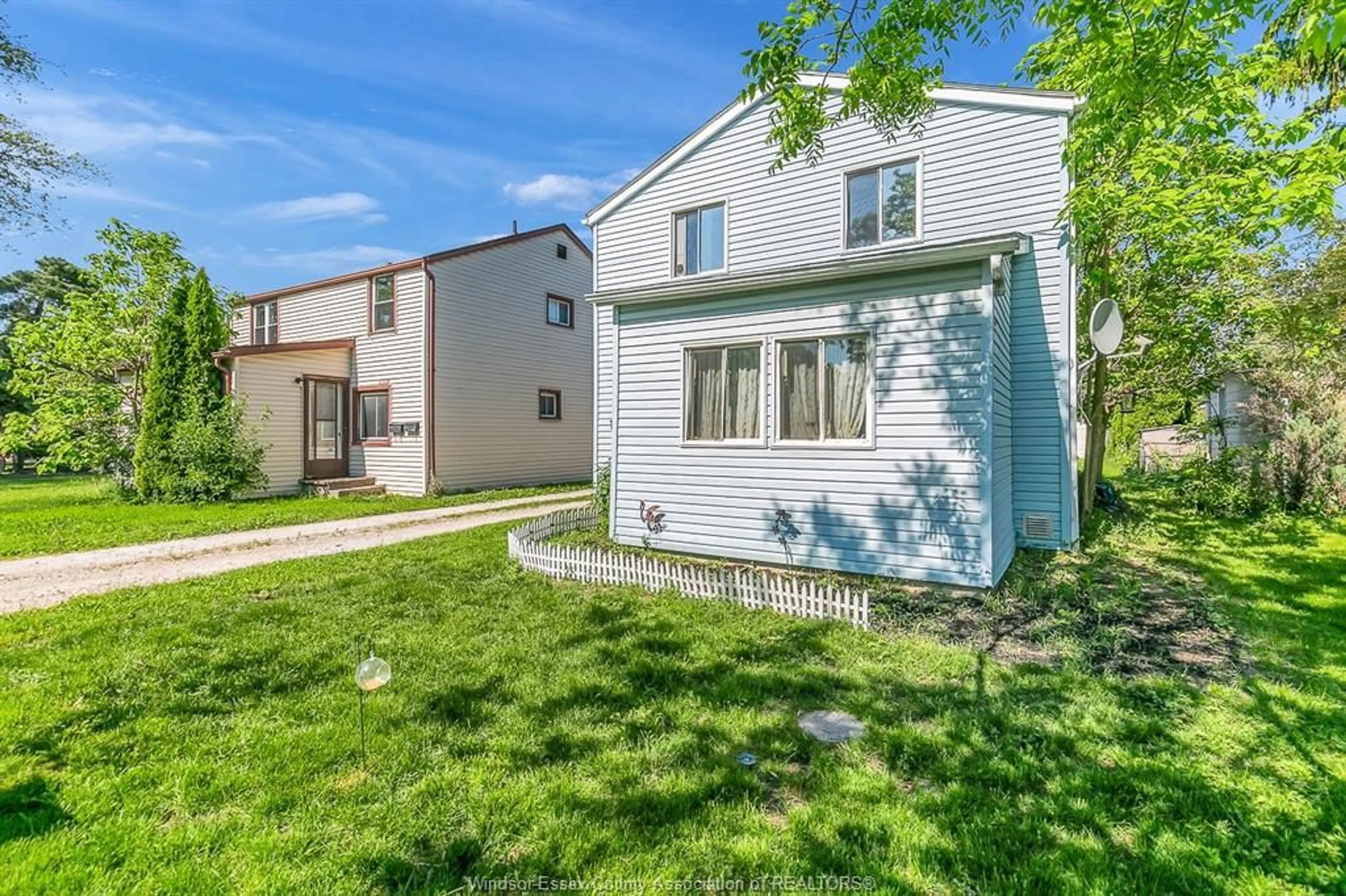 Home with vinyl exterior material, street for 3382 BYNG, Windsor Ontario N8W 3H4