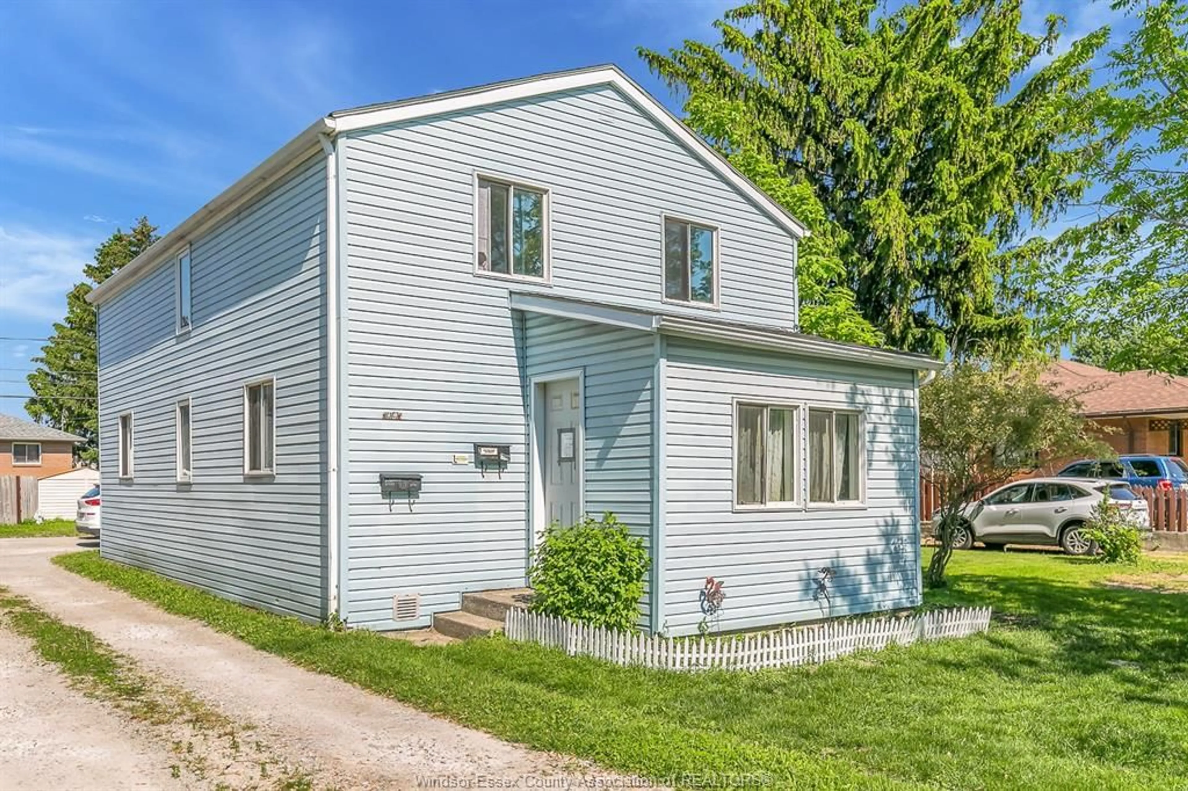 Home with vinyl exterior material, street for 3382 BYNG, Windsor Ontario N8W 3H4