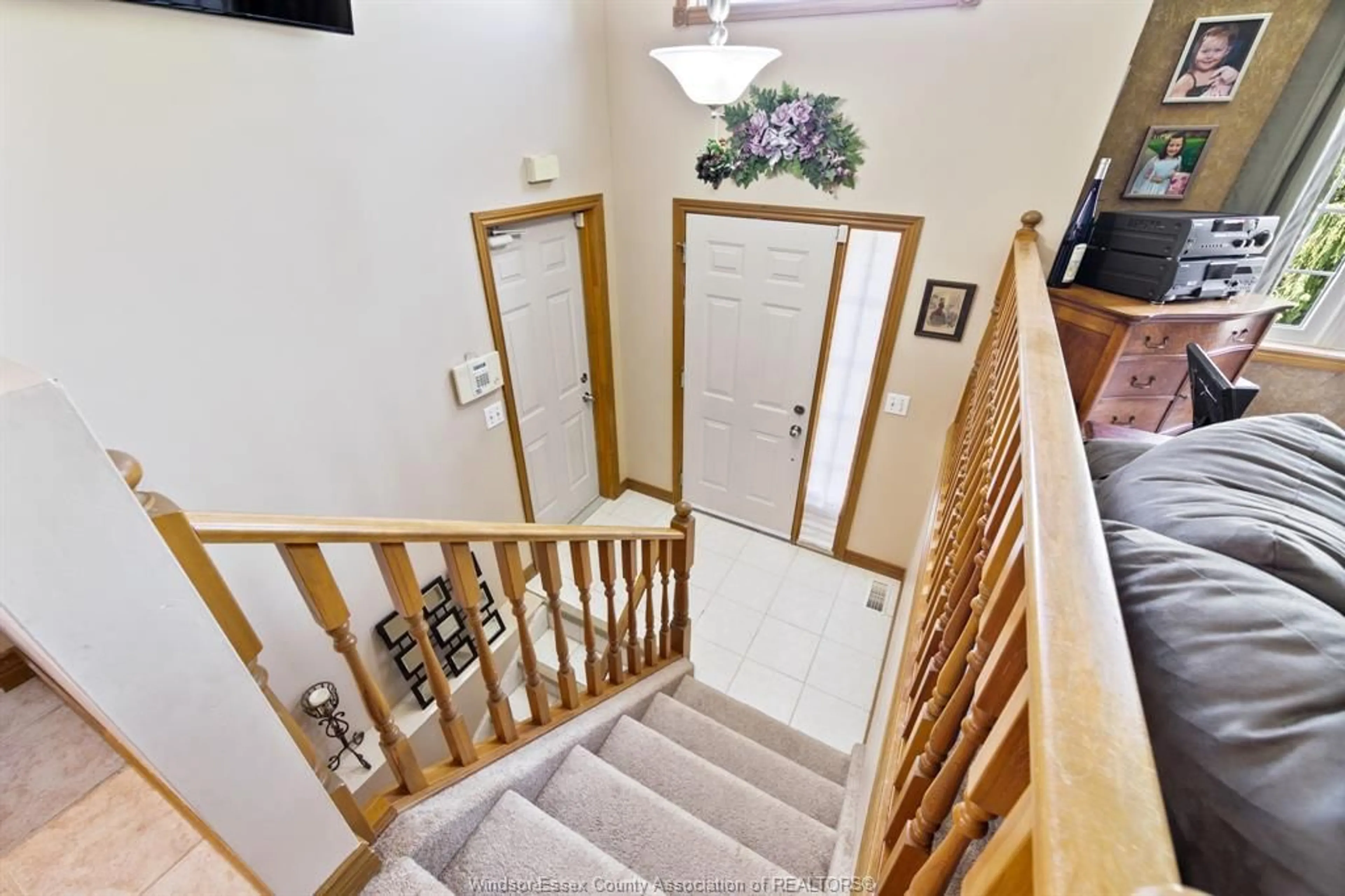 Indoor foyer for 1859 FULLER Cres, Windsor Ontario N8W 5S2