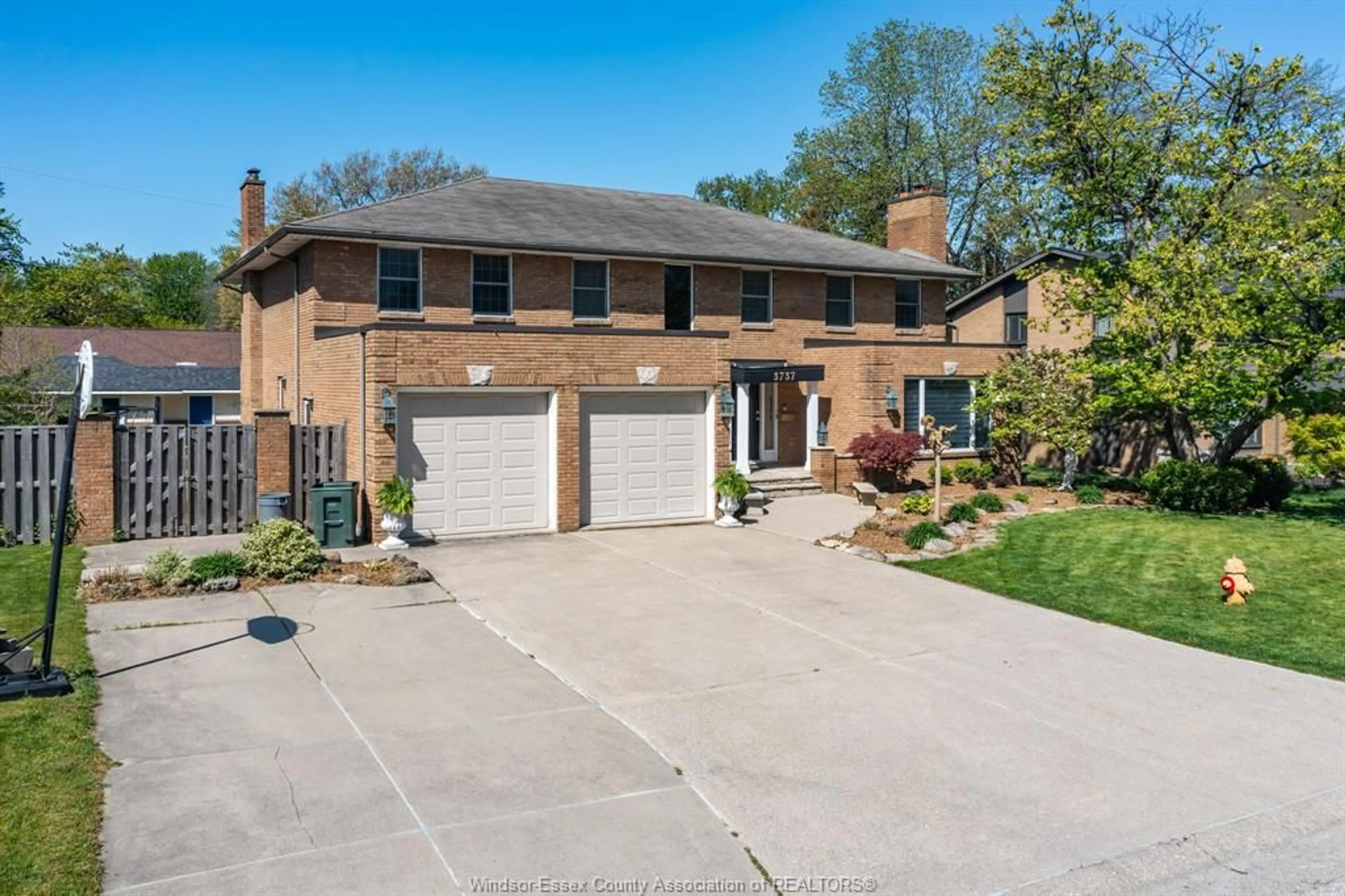 A pic from outside/outdoor area/front of a property/back of a property/a pic from drone, street for 3737 HUNTINGTON Ave, Windsor Ontario N9E 3N4