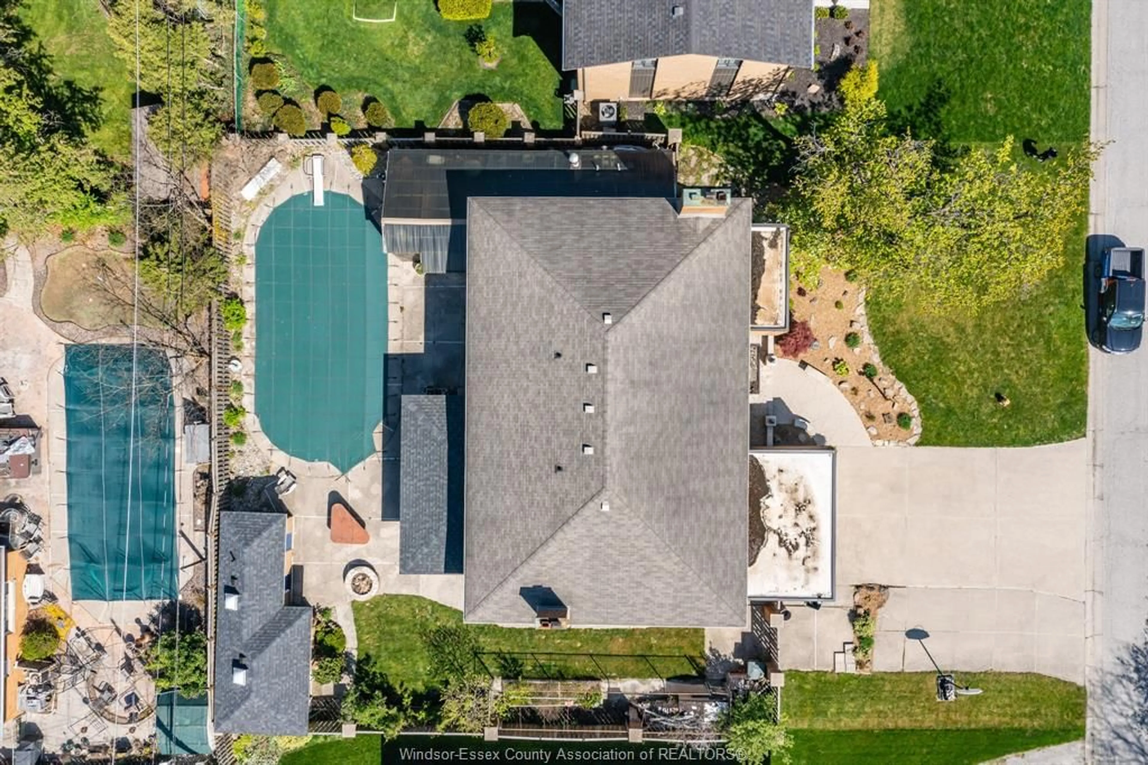 A pic from outside/outdoor area/front of a property/back of a property/a pic from drone, street for 3737 HUNTINGTON Ave, Windsor Ontario N9E 3N4