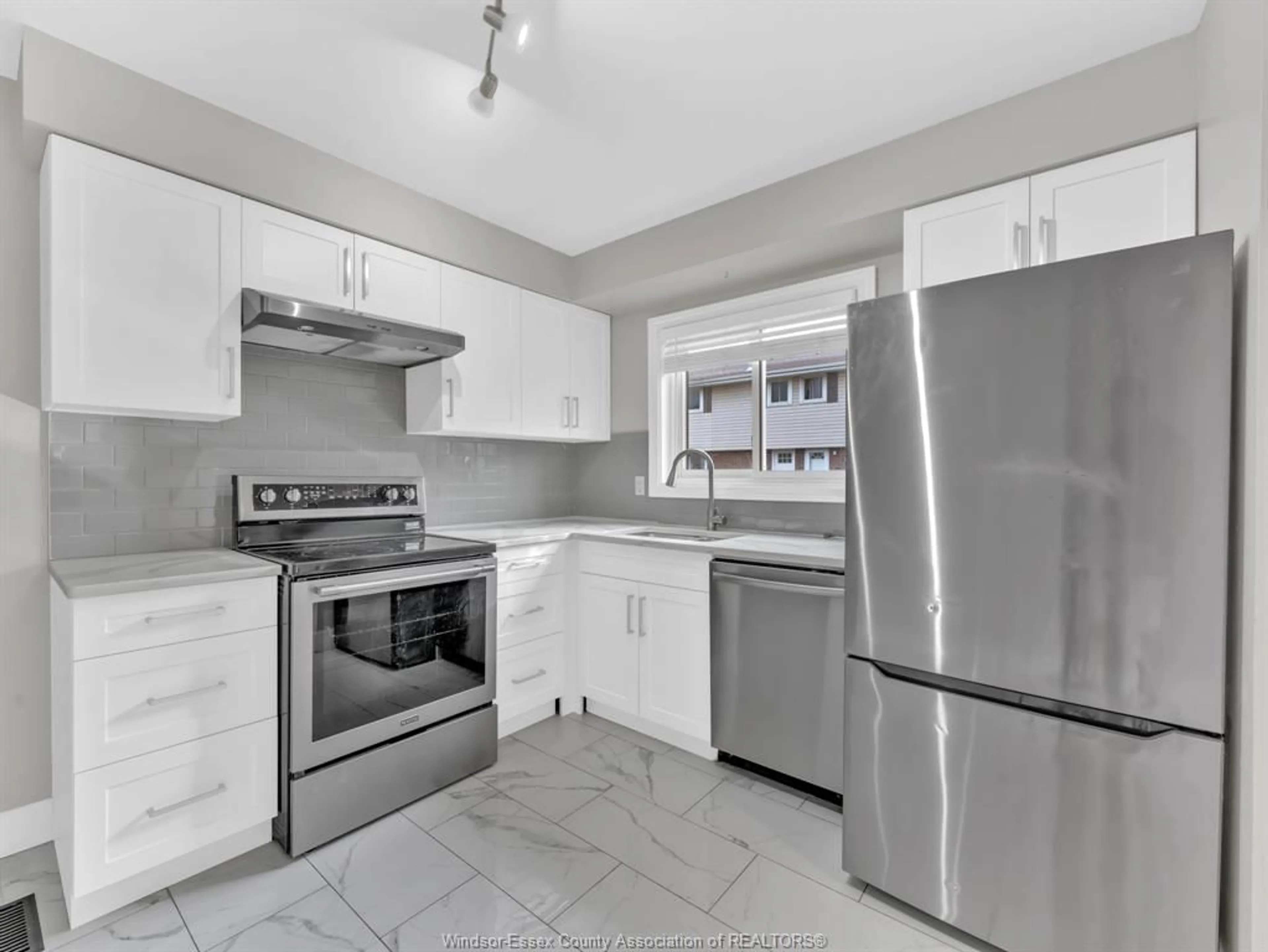 Standard kitchen, unknown for 2785 MEADOWBROOK Lane, Windsor Ontario N8T 2Y6