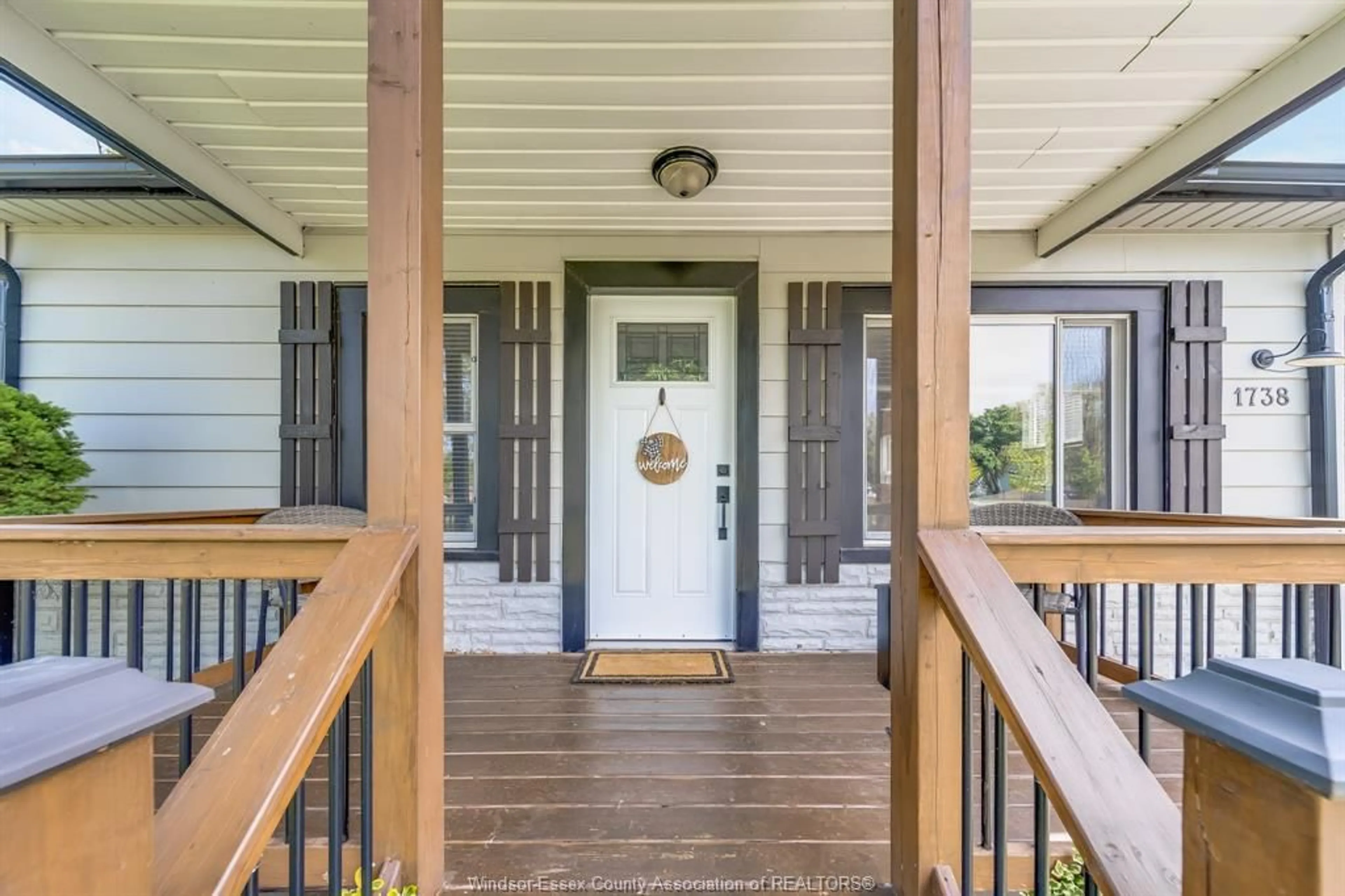 Indoor entryway for 1738 NORMAN Rd, Windsor Ontario N8Y 4N8