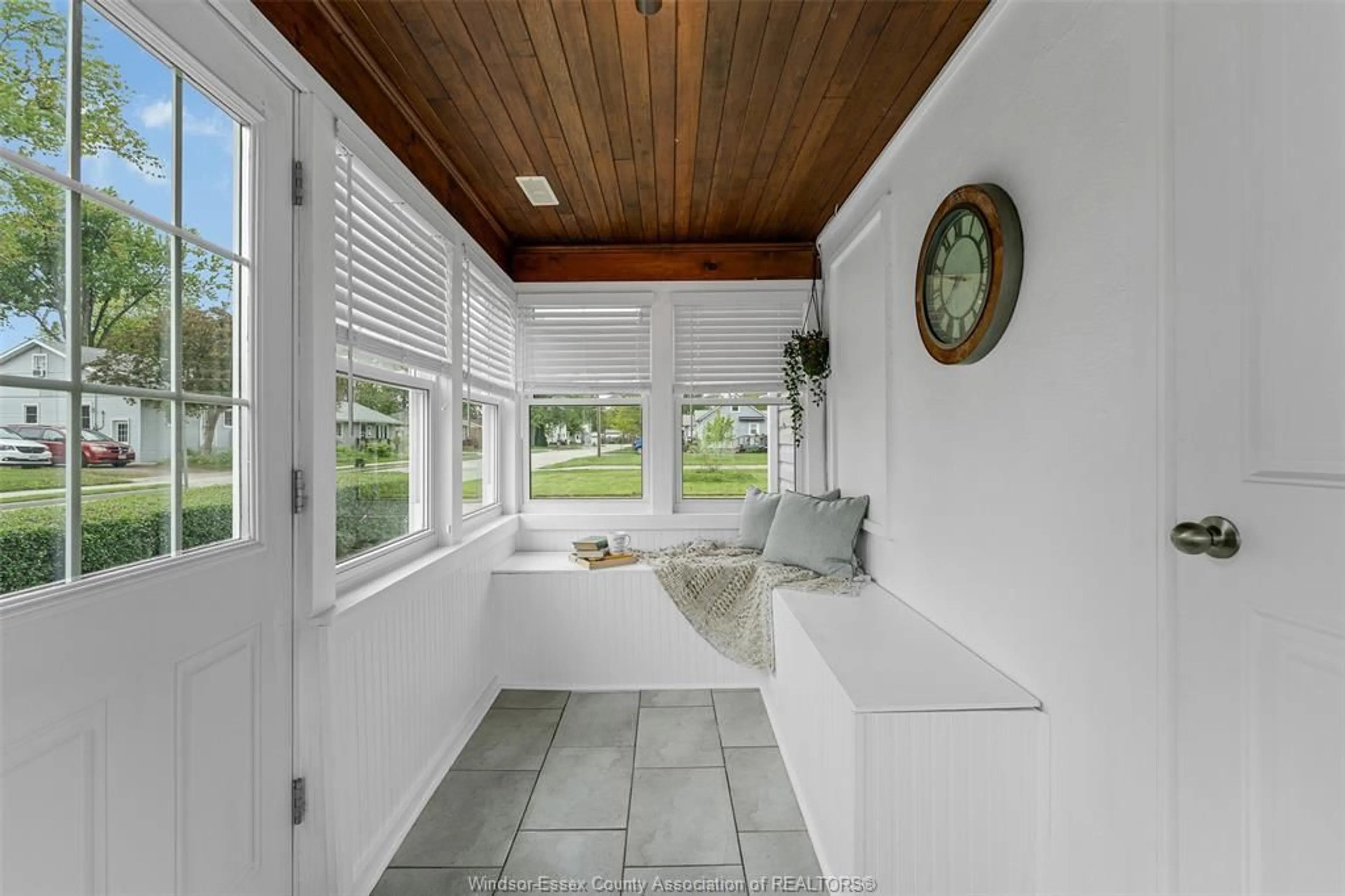 Indoor entryway for 115 LANGTRY, Essex Ontario N8W 1G8
