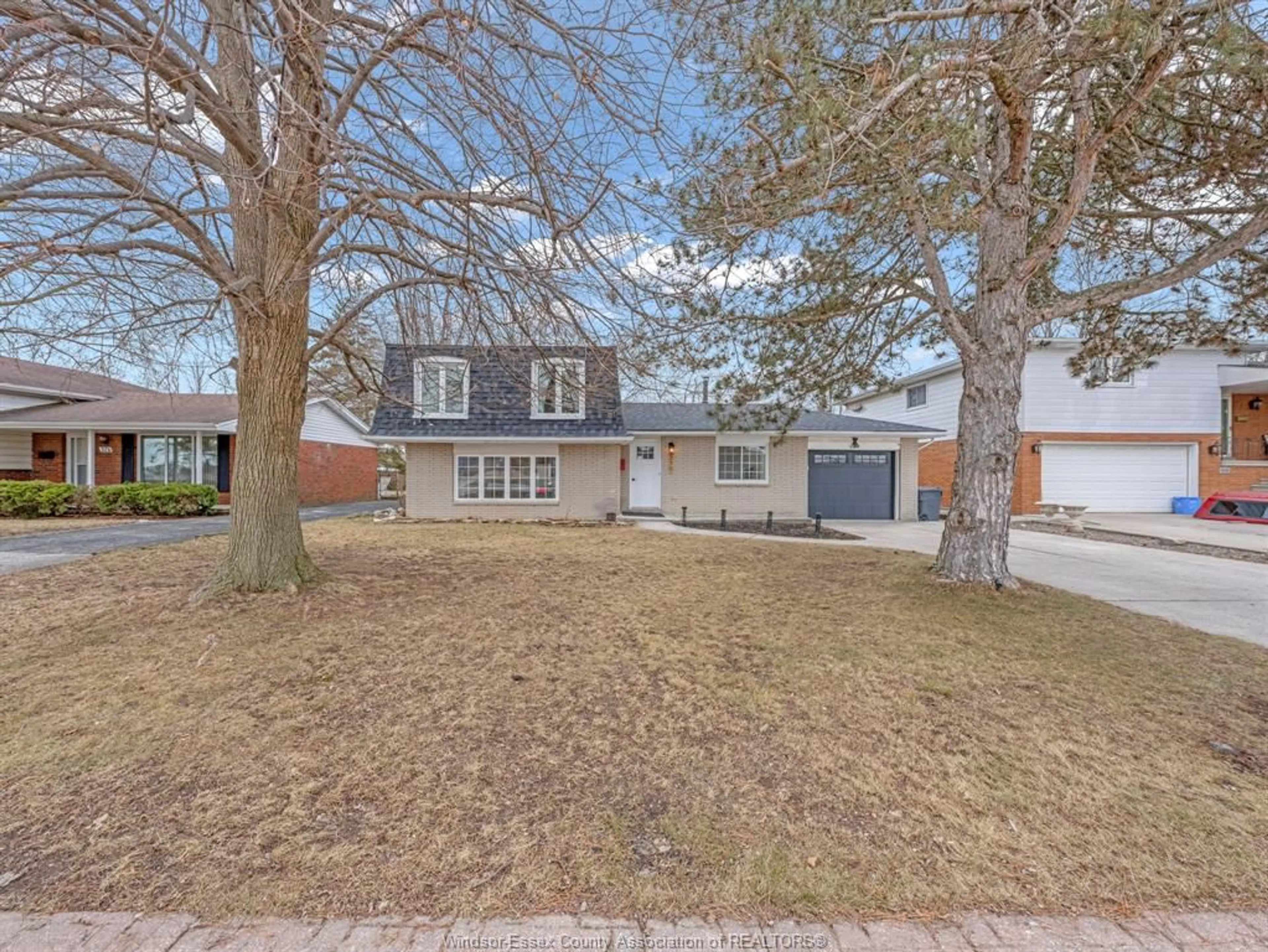 A pic from outside/outdoor area/front of a property/back of a property/a pic from drone, street for 370 FRYER St, Amherstburg Ontario N9V 2L9
