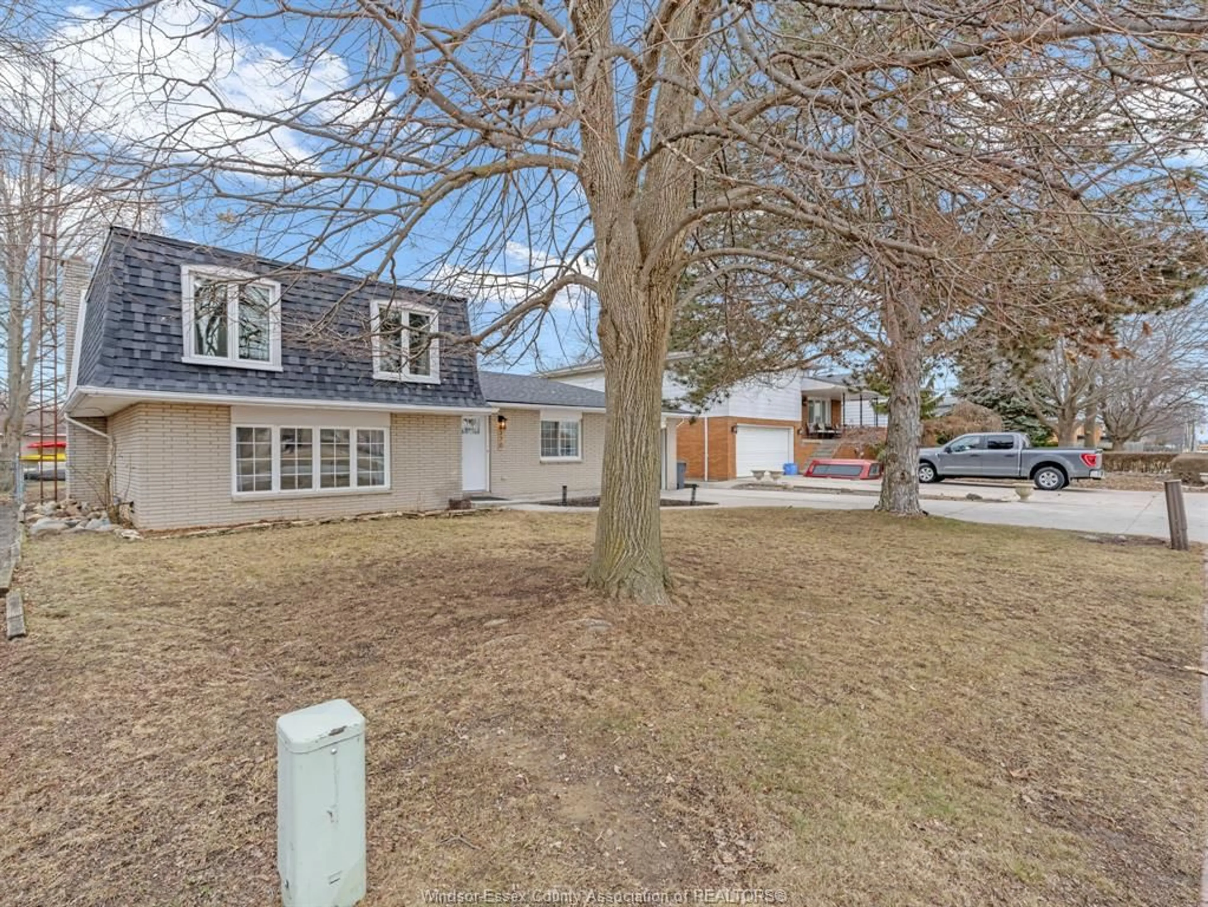A pic from outside/outdoor area/front of a property/back of a property/a pic from drone, street for 370 FRYER St, Amherstburg Ontario N9V 2L9