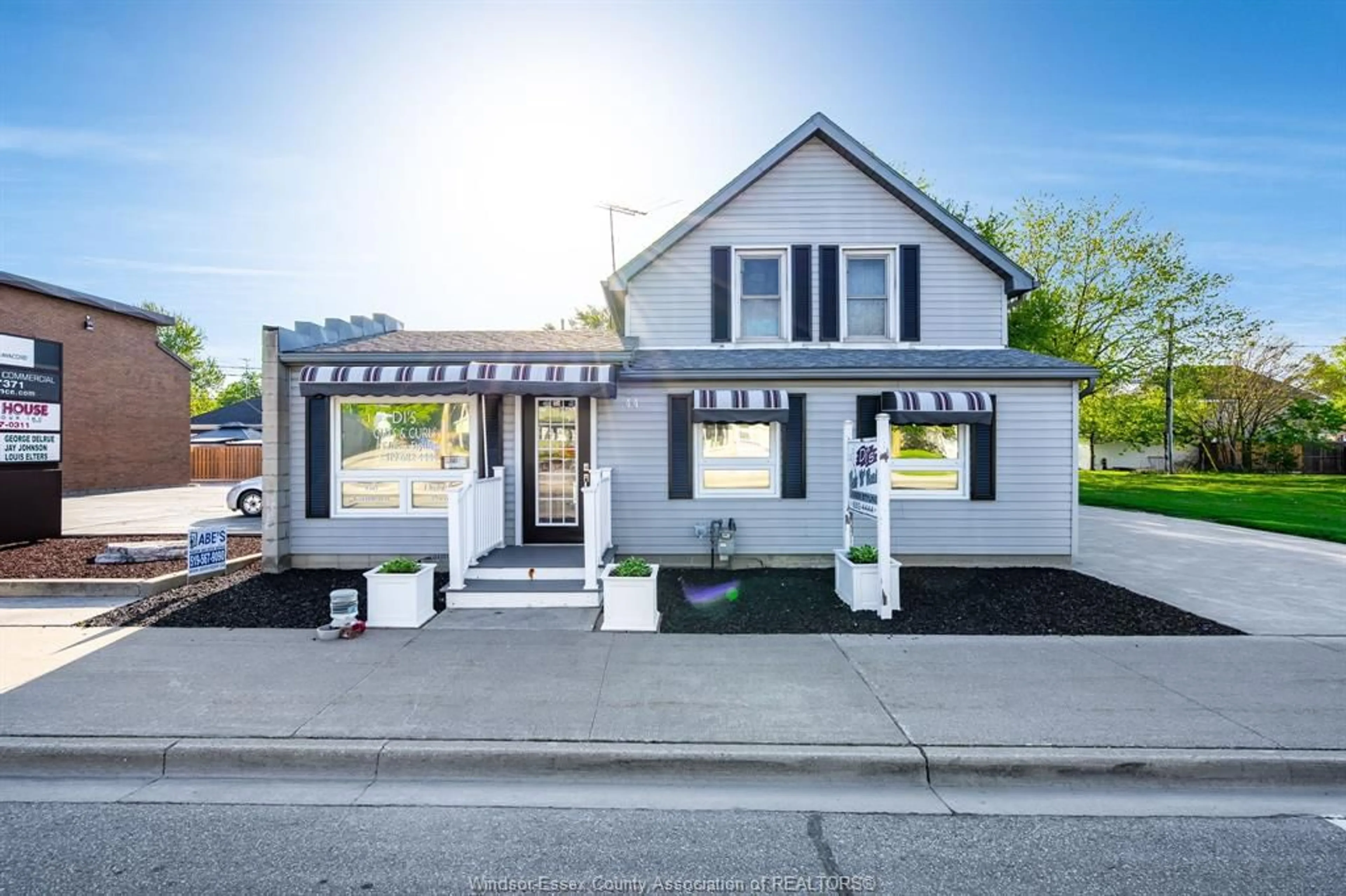 Home with vinyl exterior material, street for 44 Queen St. S, Tilbury Ontario N0P 2L0