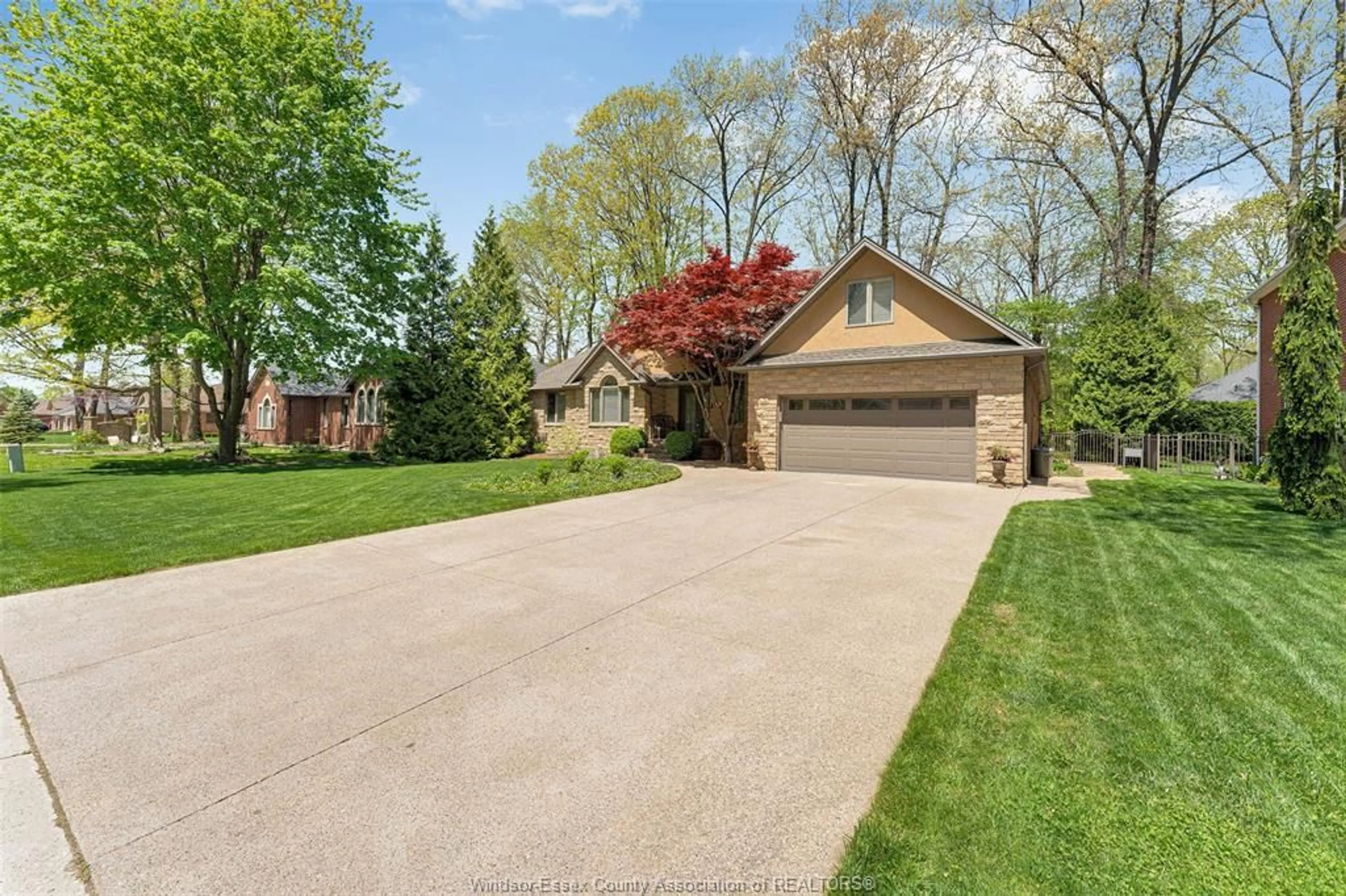 A pic from outside/outdoor area/front of a property/back of a property/a pic from drone, street for 2220 SUZANNE St, LaSalle Ontario N9H 2K3