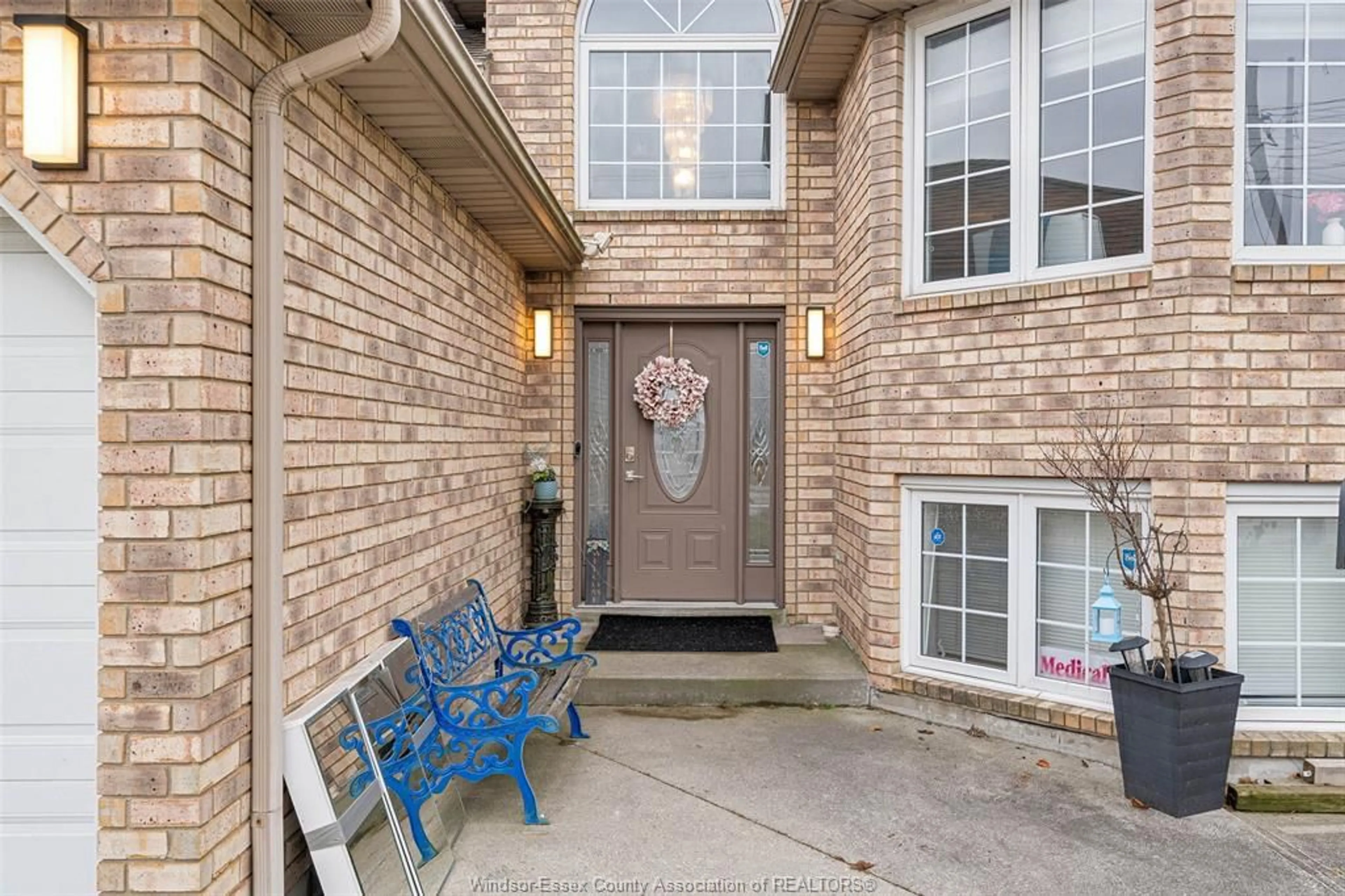 Indoor entryway for 569 Cabana Rd, Windsor Ontario N9G 1A5