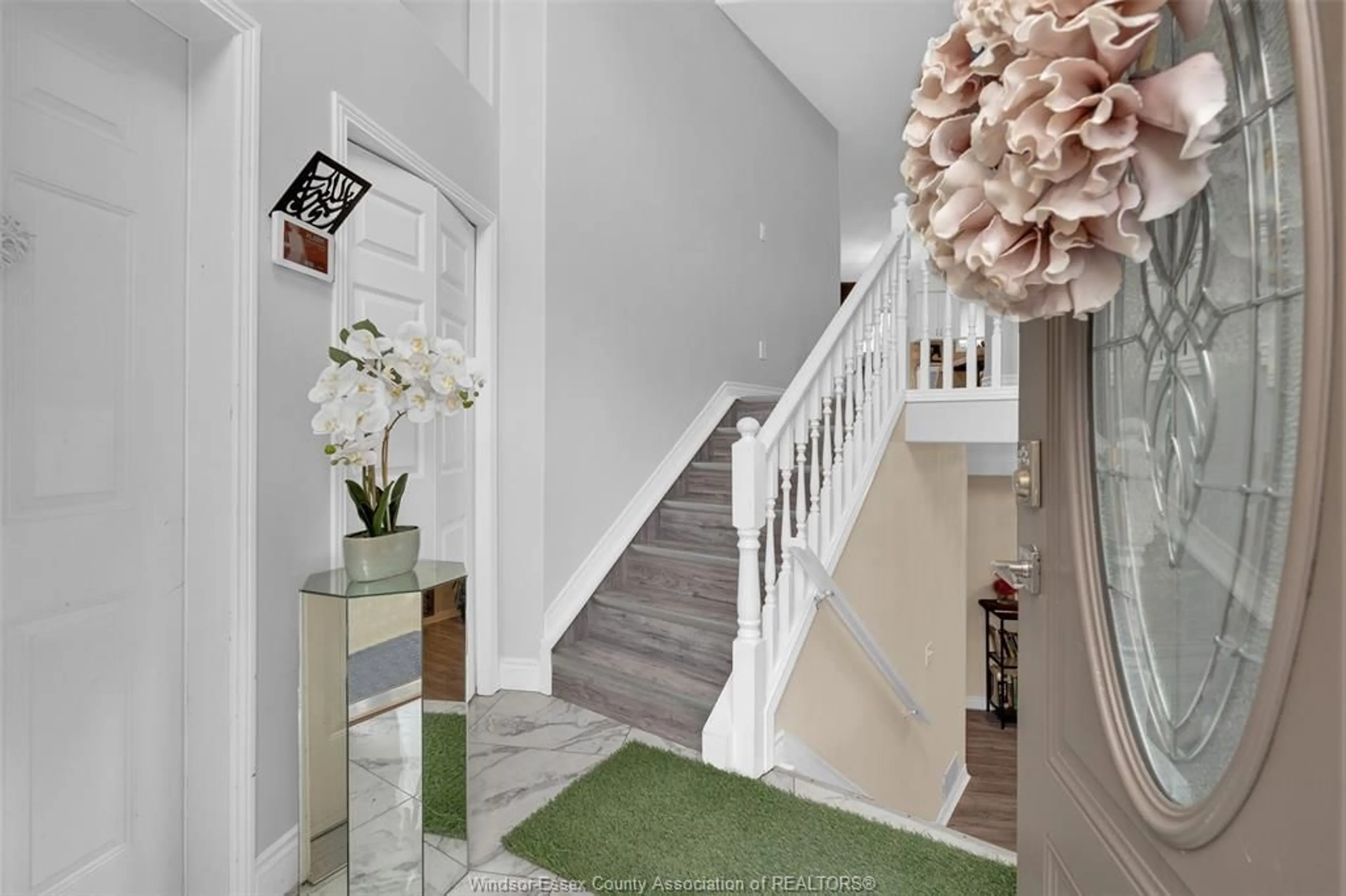 Indoor entryway for 569 Cabana Rd, Windsor Ontario N9G 1A5