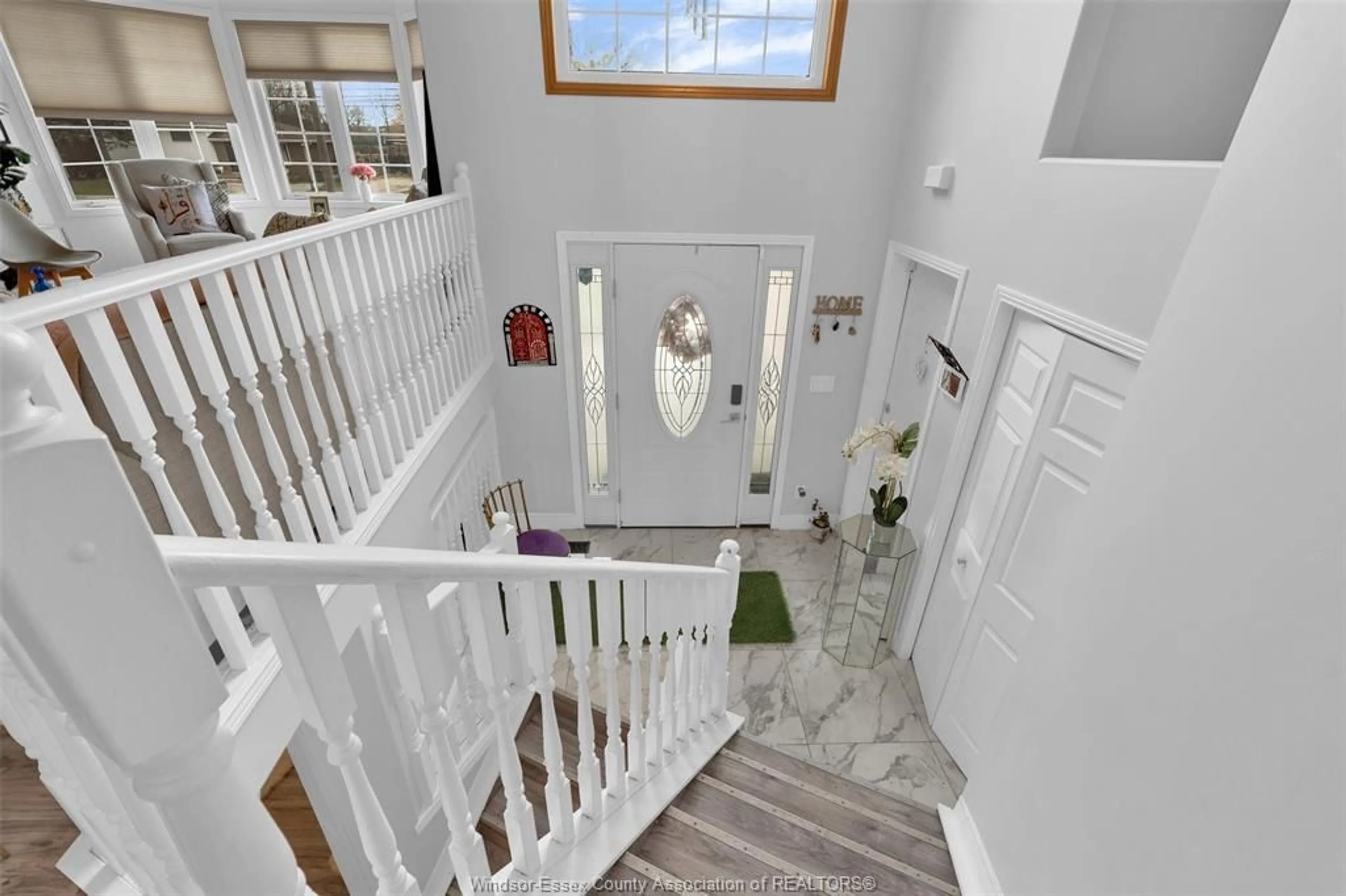 Indoor foyer for 569 Cabana Rd, Windsor Ontario N9G 1A5