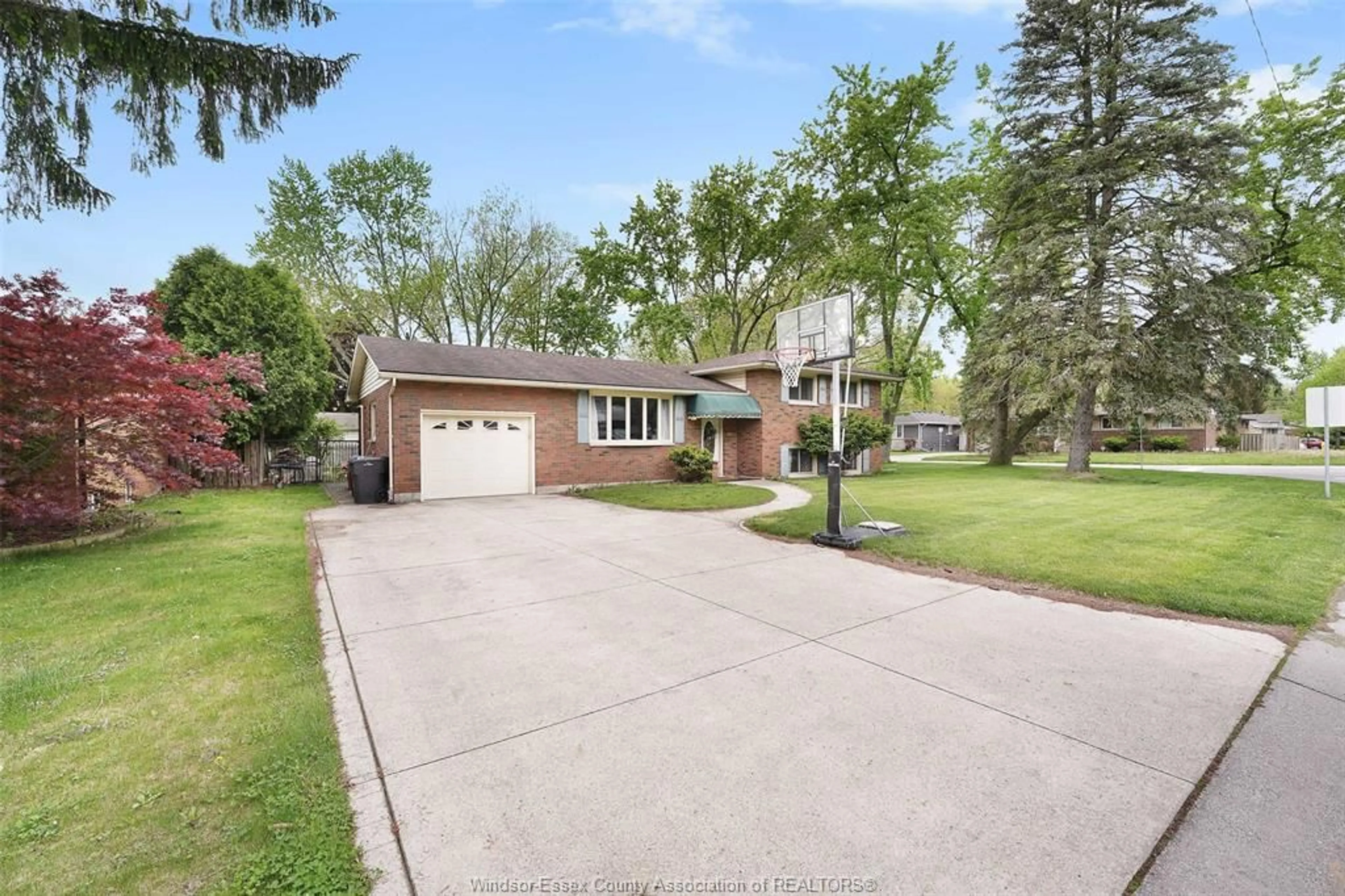 Unknown for 5805 CANADA St, LaSalle Ontario N9H 1M5