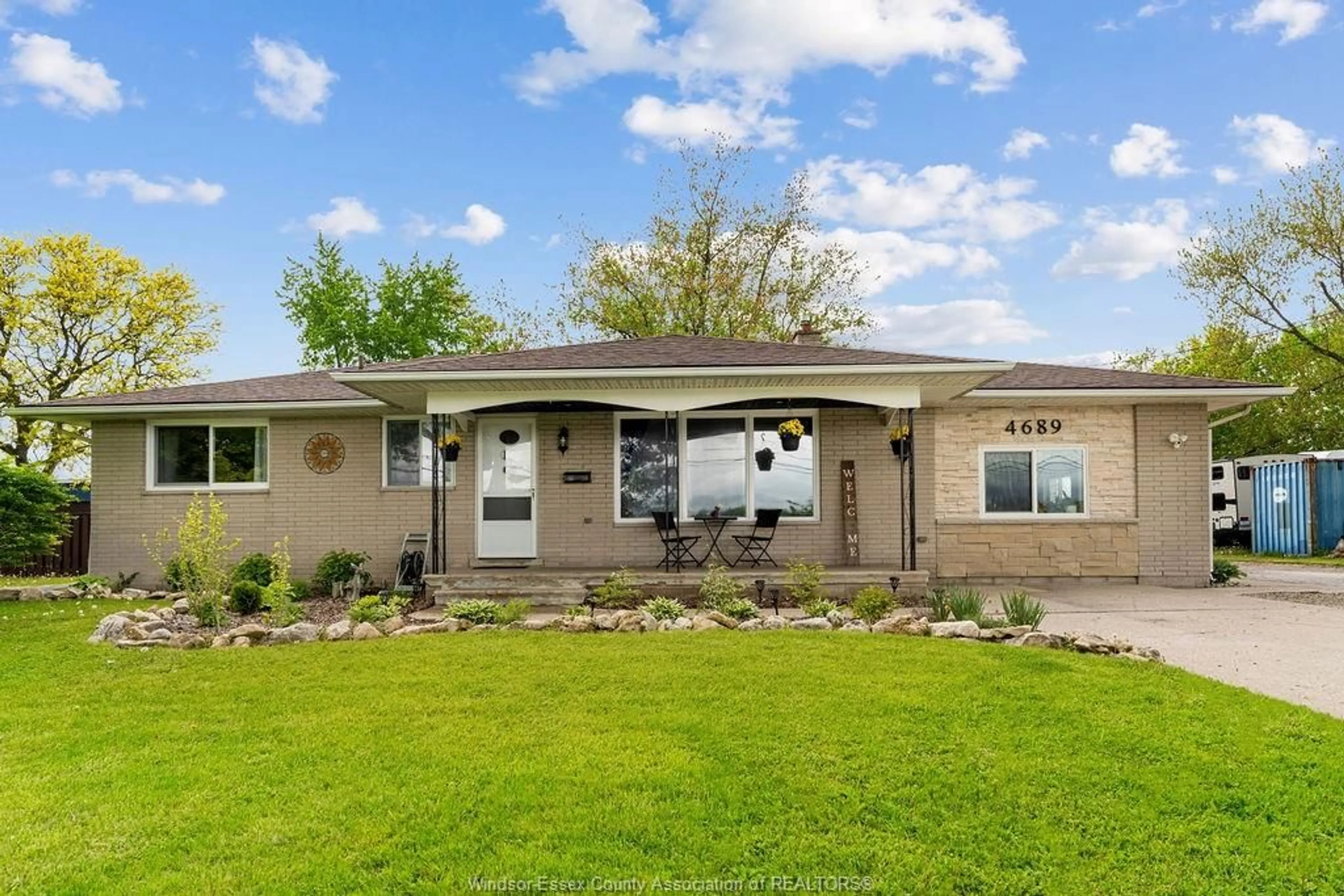 Home with vinyl exterior material, unknown for 4689 HURON CHURCH LINE Rd, LaSalle Ontario N9H 1H5