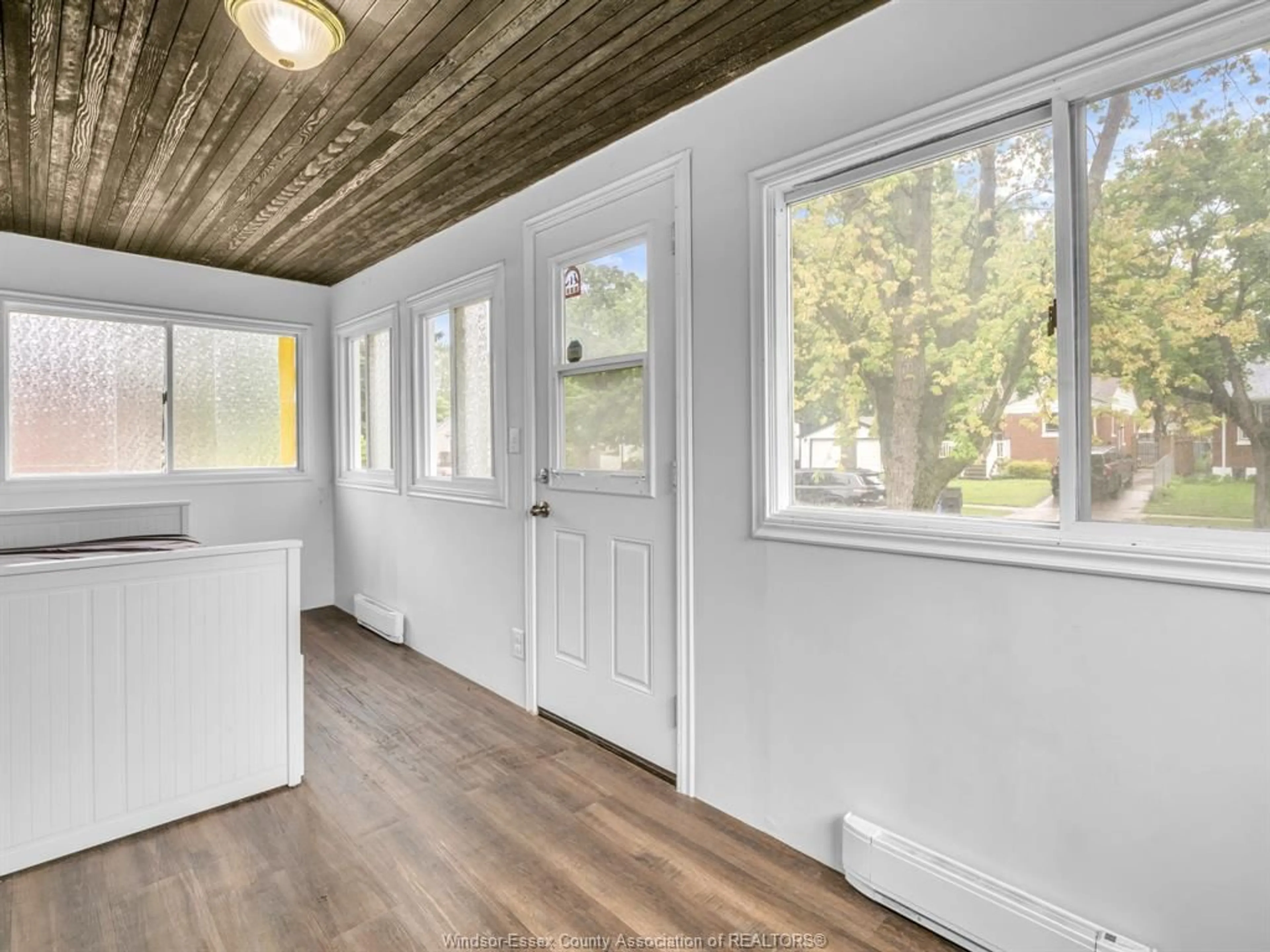 Indoor entryway for 3824 VAUGHAN, Windsor Ontario N9C 1Z5