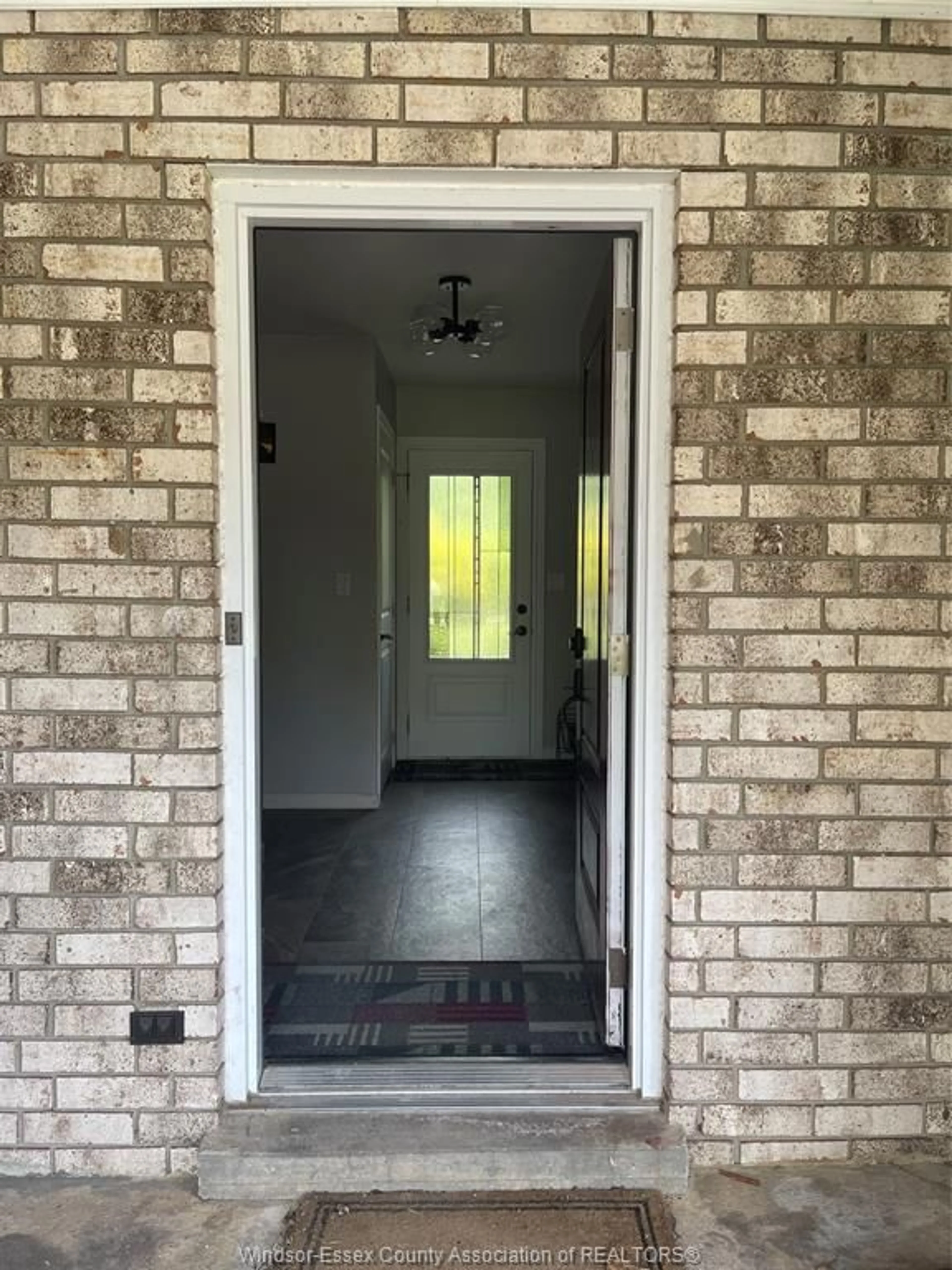 Indoor entryway for 1377 OXFORD Ave, Kingsville Ontario N9Y 2G7