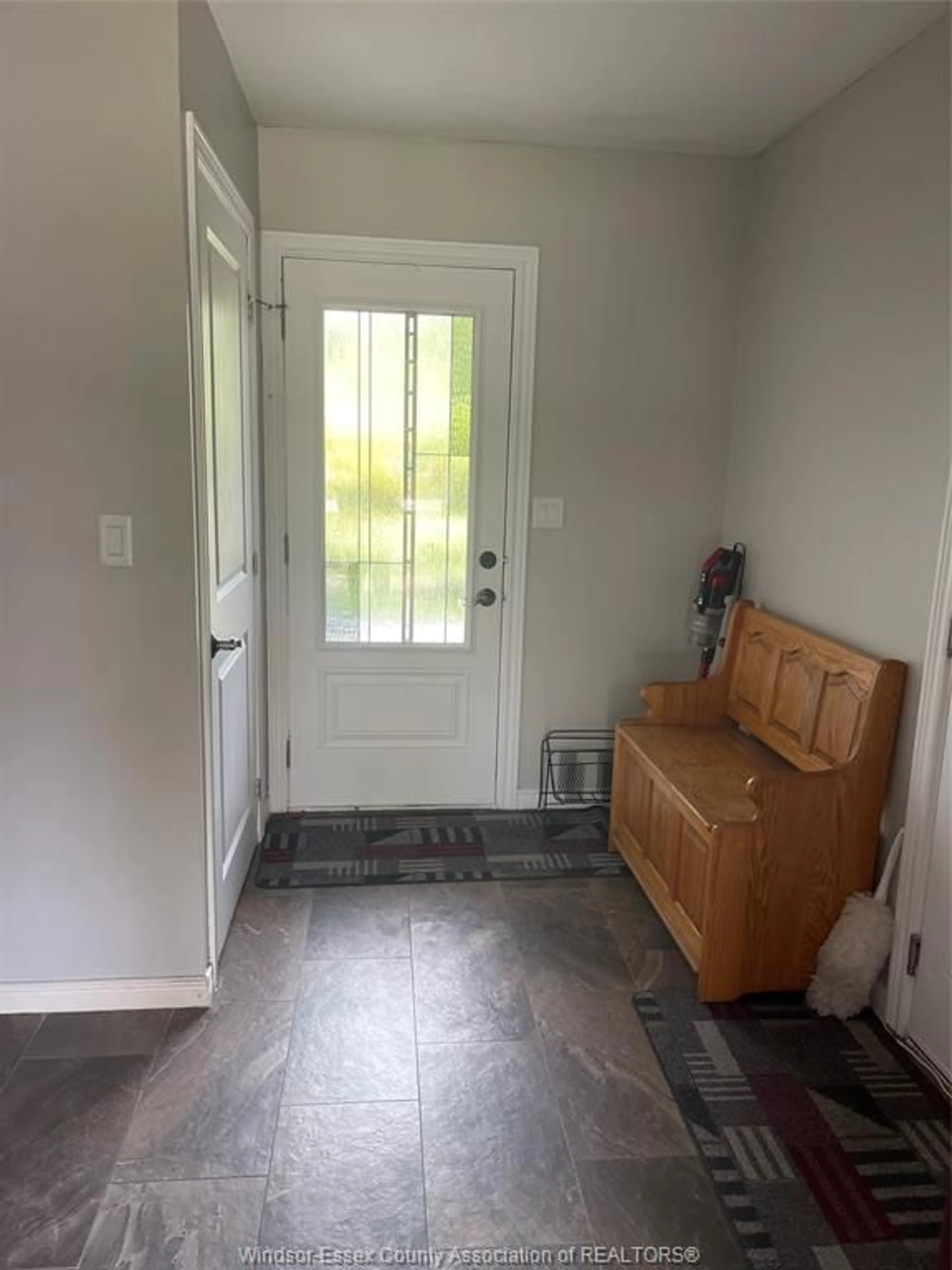 Indoor entryway for 1377 OXFORD Ave, Kingsville Ontario N9Y 2G7