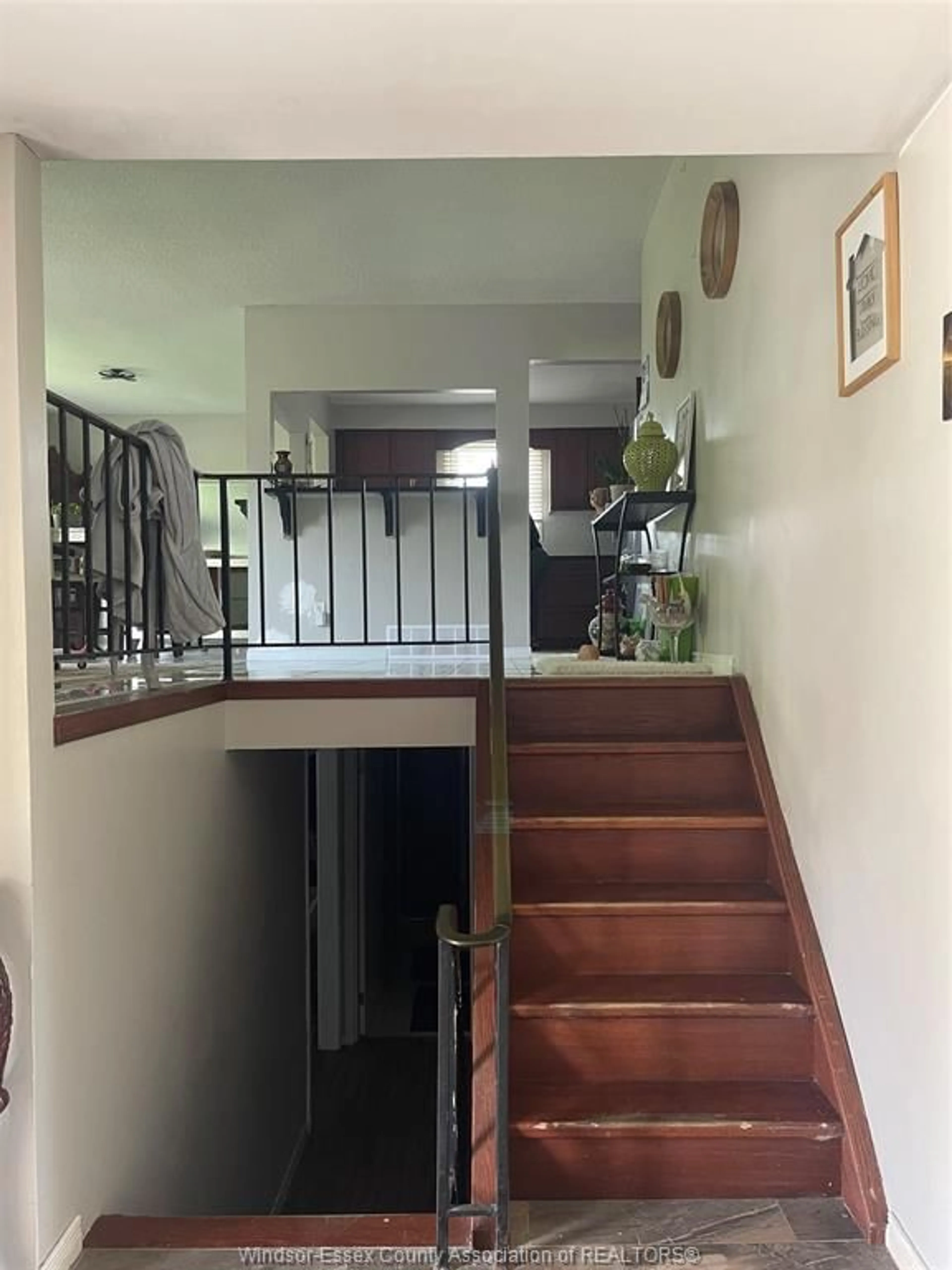 Indoor foyer for 1377 OXFORD Ave, Kingsville Ontario N9Y 2G7