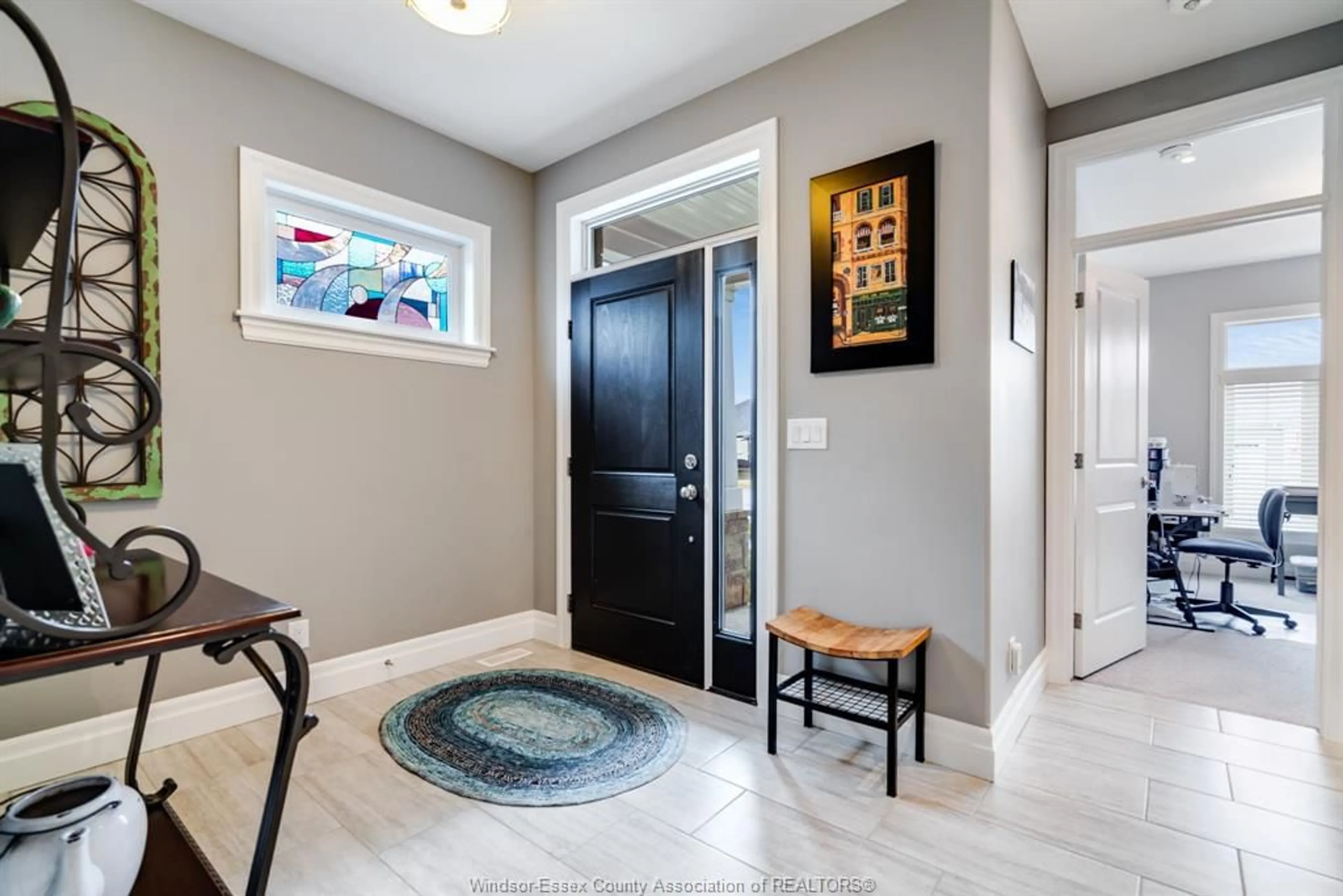Indoor entryway for 44 Robin Crt, Kingsville Ontario N9Y 0E1