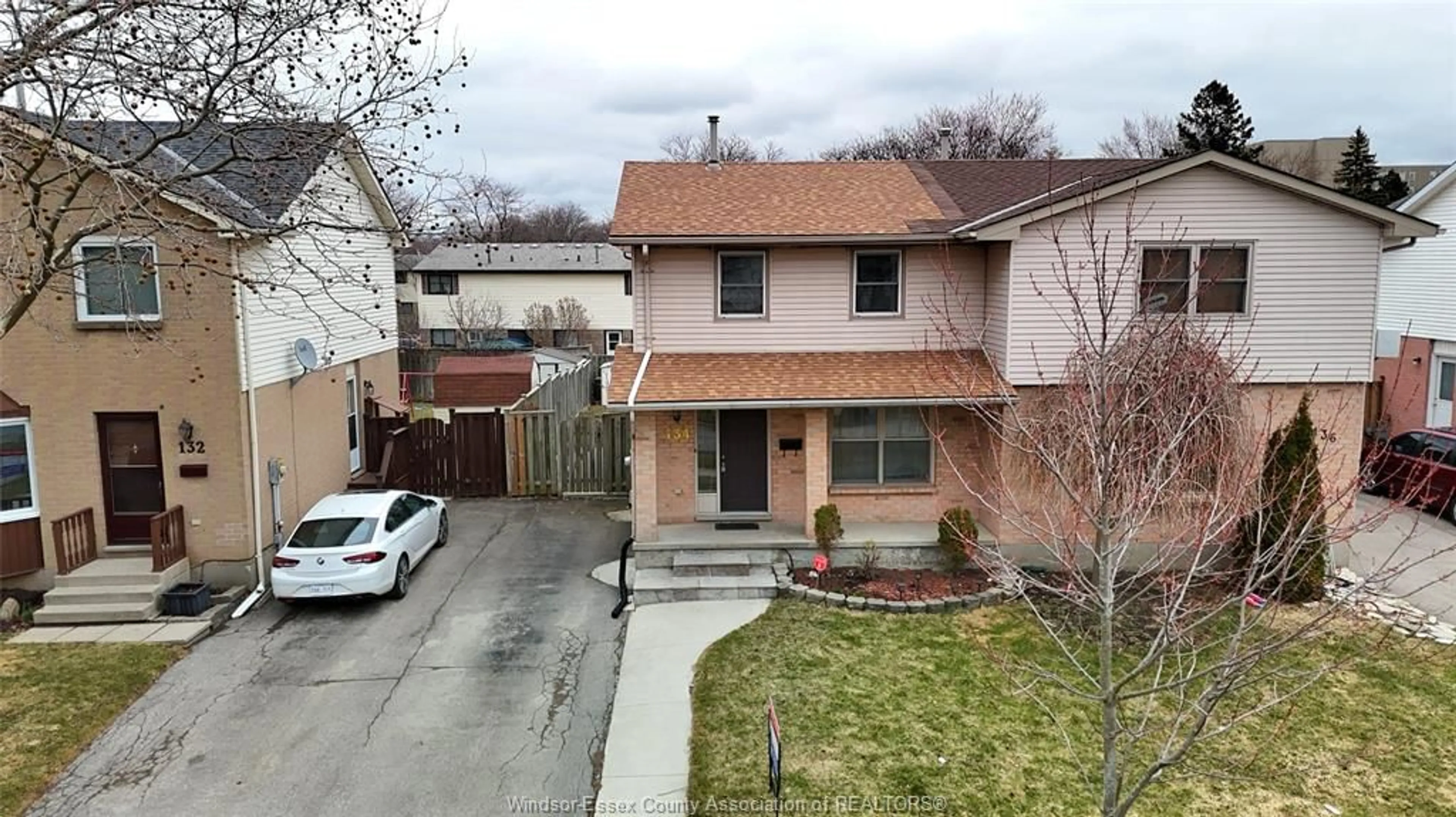 A pic from outside/outdoor area/front of a property/back of a property/a pic from drone, street for 134 GOLFDALE, London Ontario N6C 5X7